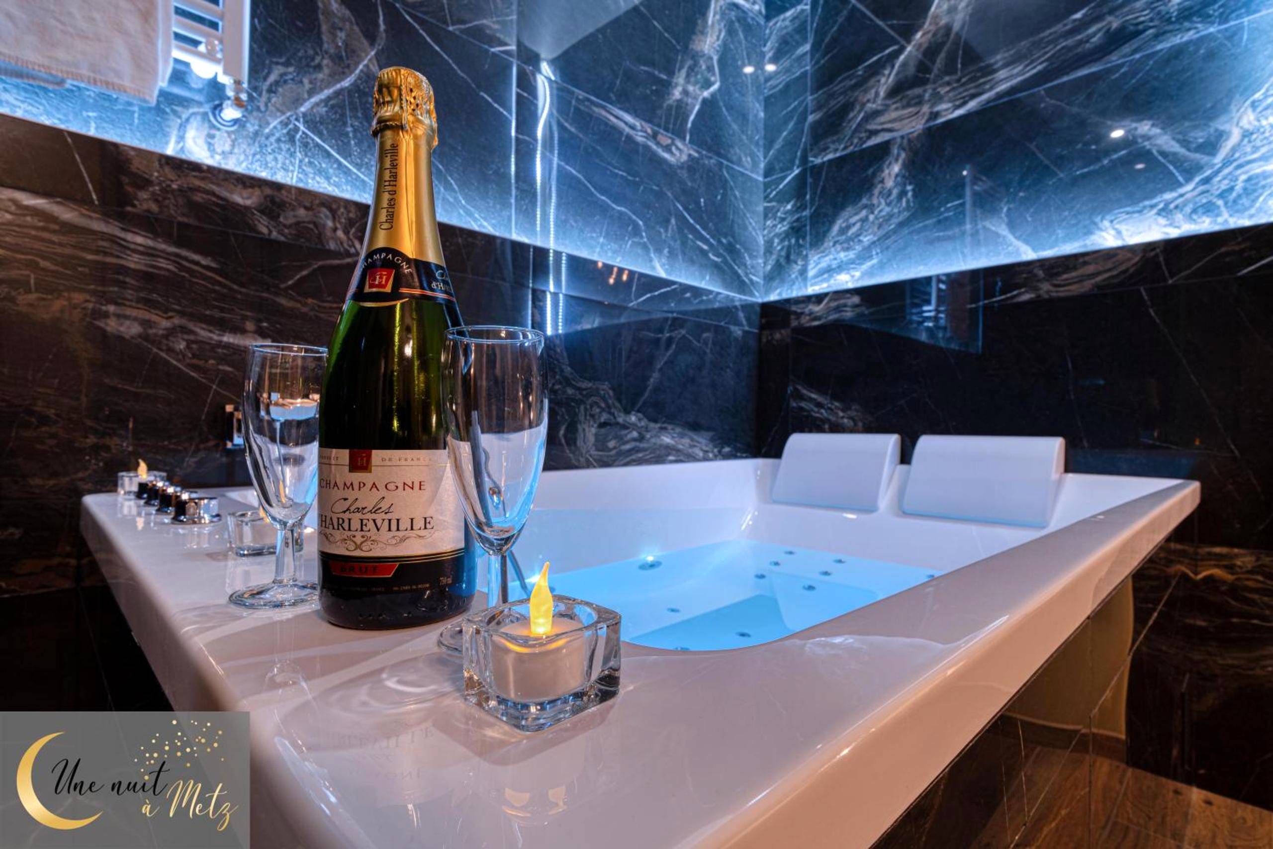 Baignoire balnéo avec champagne et bougie - Love Room Metz - Sweet Spa au coeur de Metz