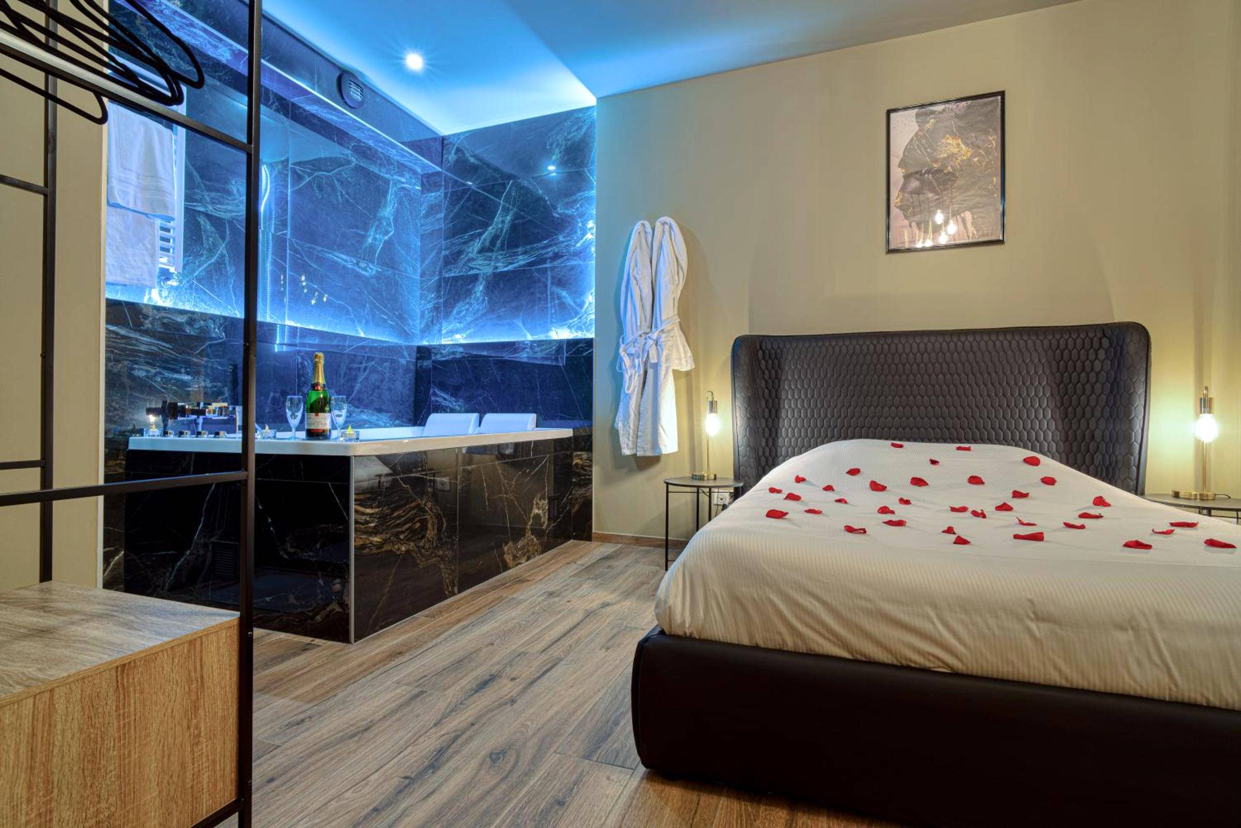 Chambre avec lit à pétales et jacuzzi - Sweet Spa au coeur de Metz