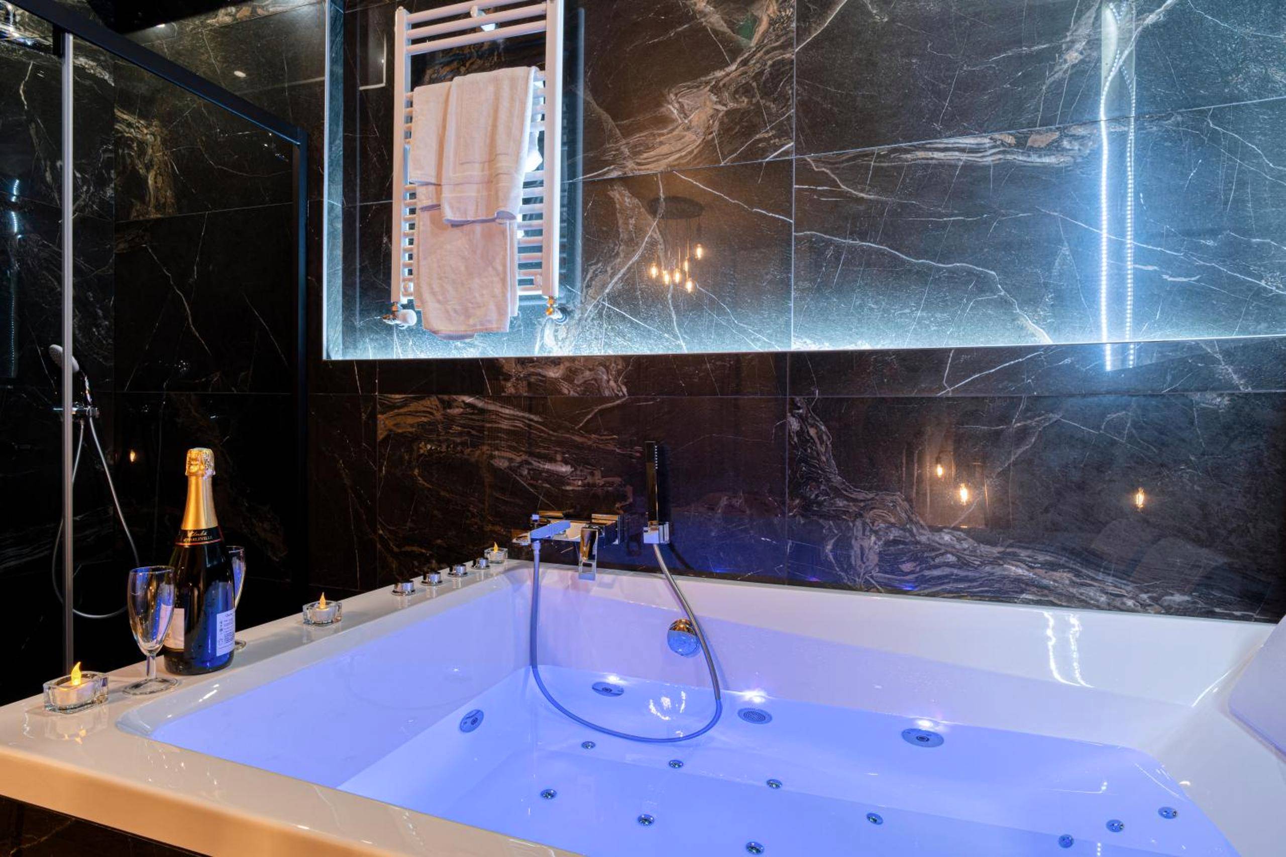 Jacuzzi privatif avec éclairage LED bleu - Sweet Spa au coeur de Metz