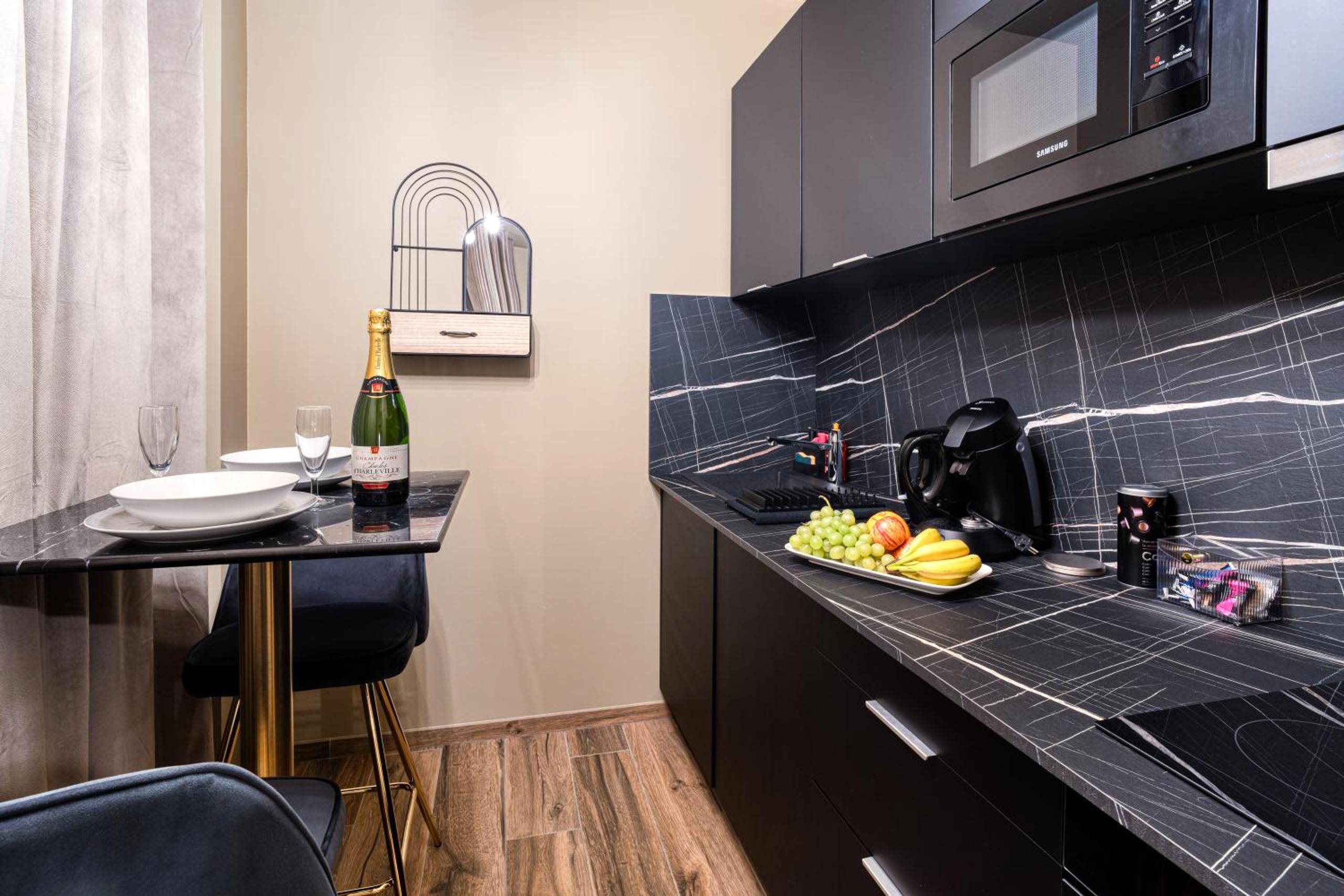 Cuisine équipée et coin repas pour deux - Sweet Spa au coeur de Metz