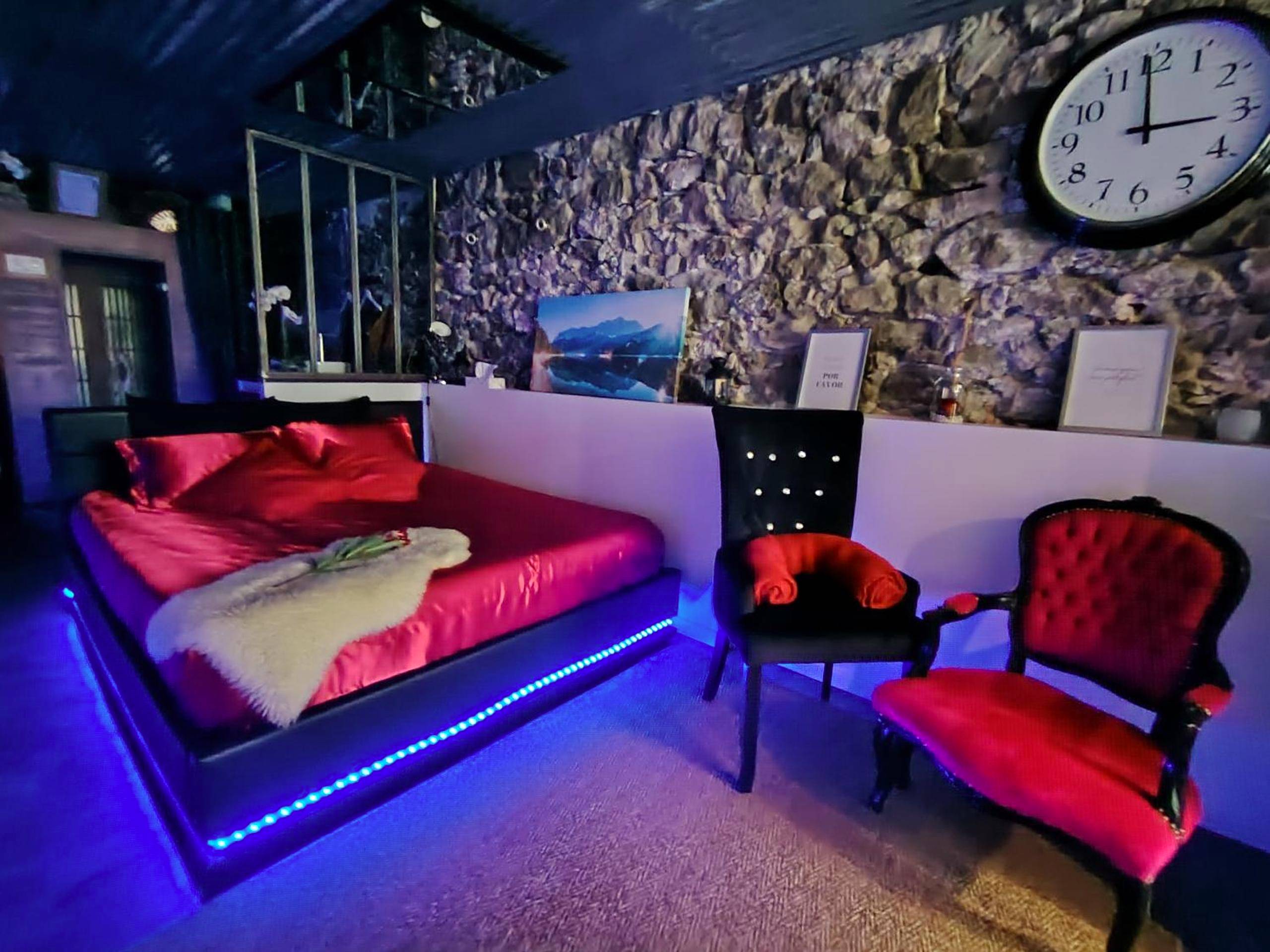Lit avec draps en satin rouge et néons bleus - Love Room Grenoble - Sweet Loft Grenoble - Love Room avec jacuzzi & sauna