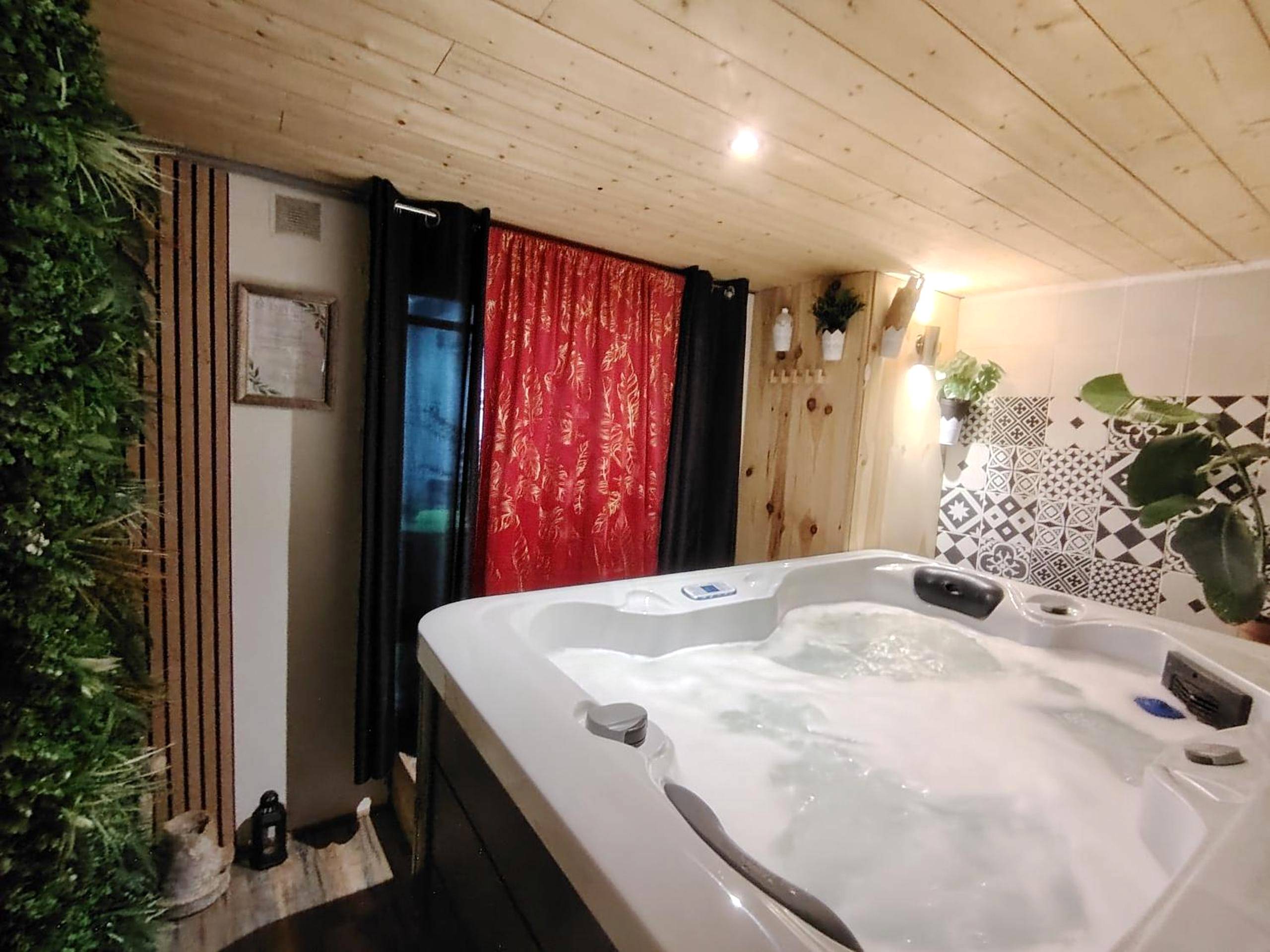 Jacuzzi privatif avec mur végétal et mosaïque - Sweet Loft Grenoble - Love Room avec jacuzzi & sauna