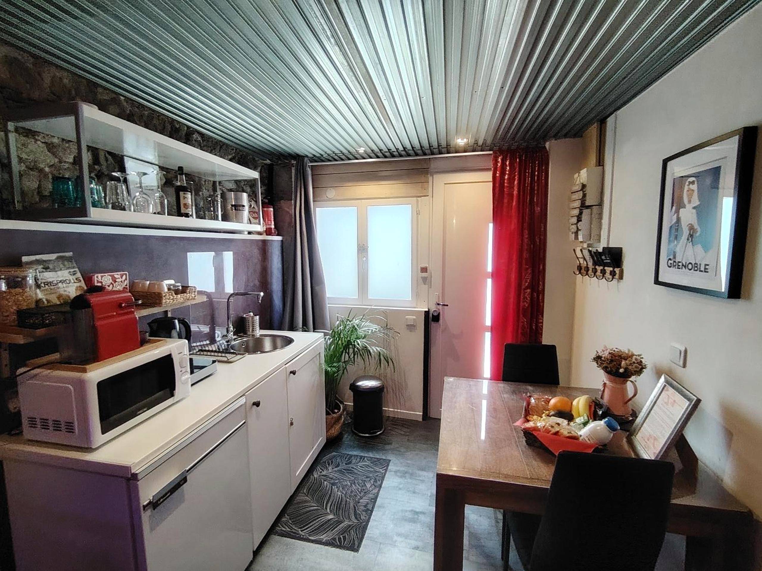 Espace cuisine et coin repas avec table en bois - Sweet Loft Grenoble - Love Room avec jacuzzi & sauna