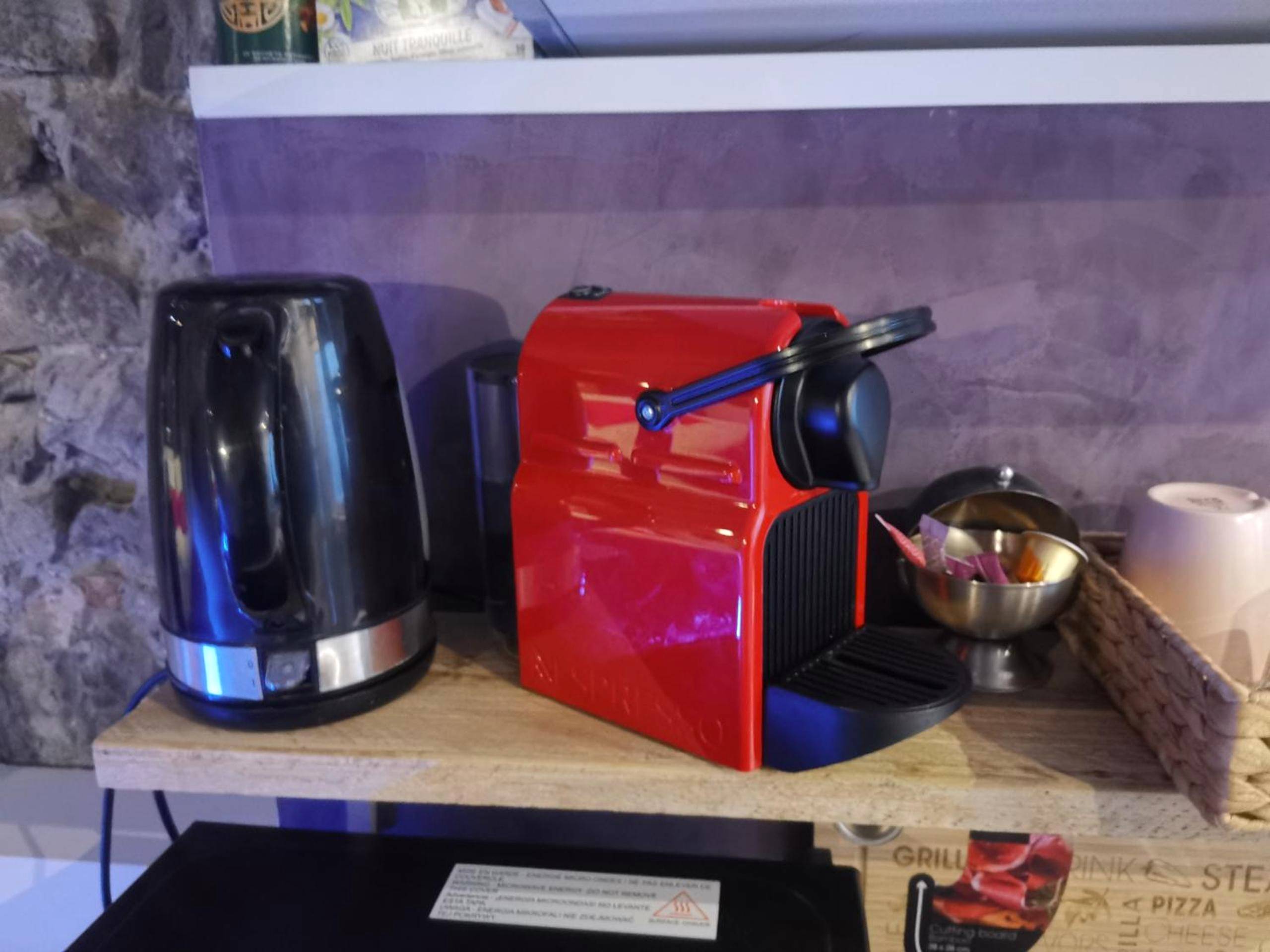 Machine à café rouge et bouilloire noire - Sweet Loft Grenoble - Love Room avec jacuzzi & sauna