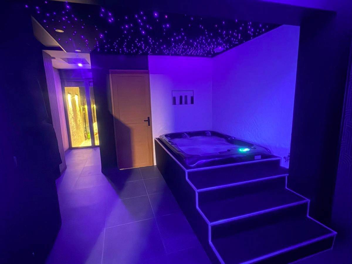 Vue du logement - Love Room Le Mans - Sweety's Eden Jacuzzi - Spa privé Sauna Cinéma room Jardin - Terrasse centre - ville
