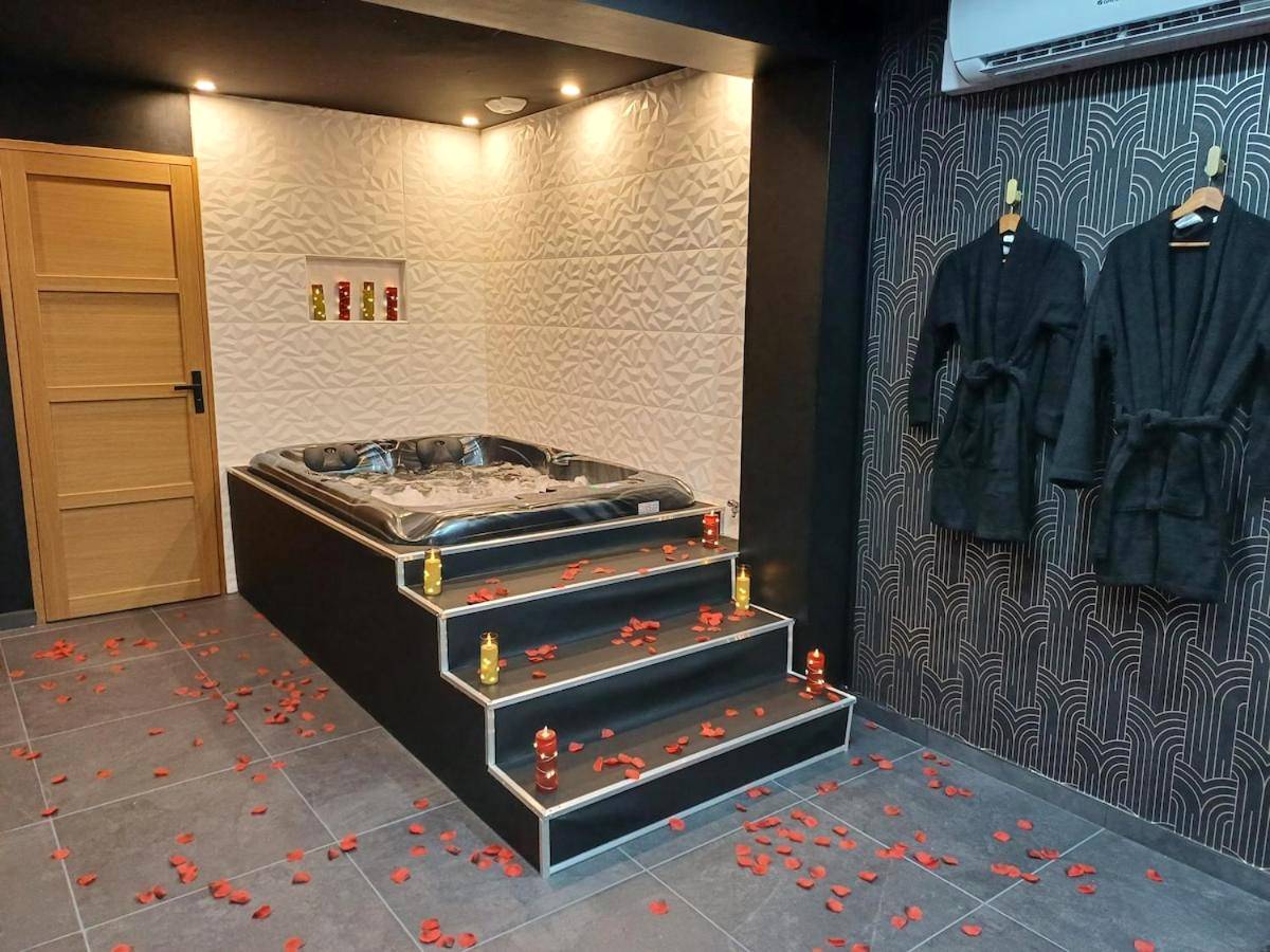 Photo du logement - Sweety's Eden Jacuzzi - Spa privé Sauna Cinéma room Jardin - Terrasse centre - ville