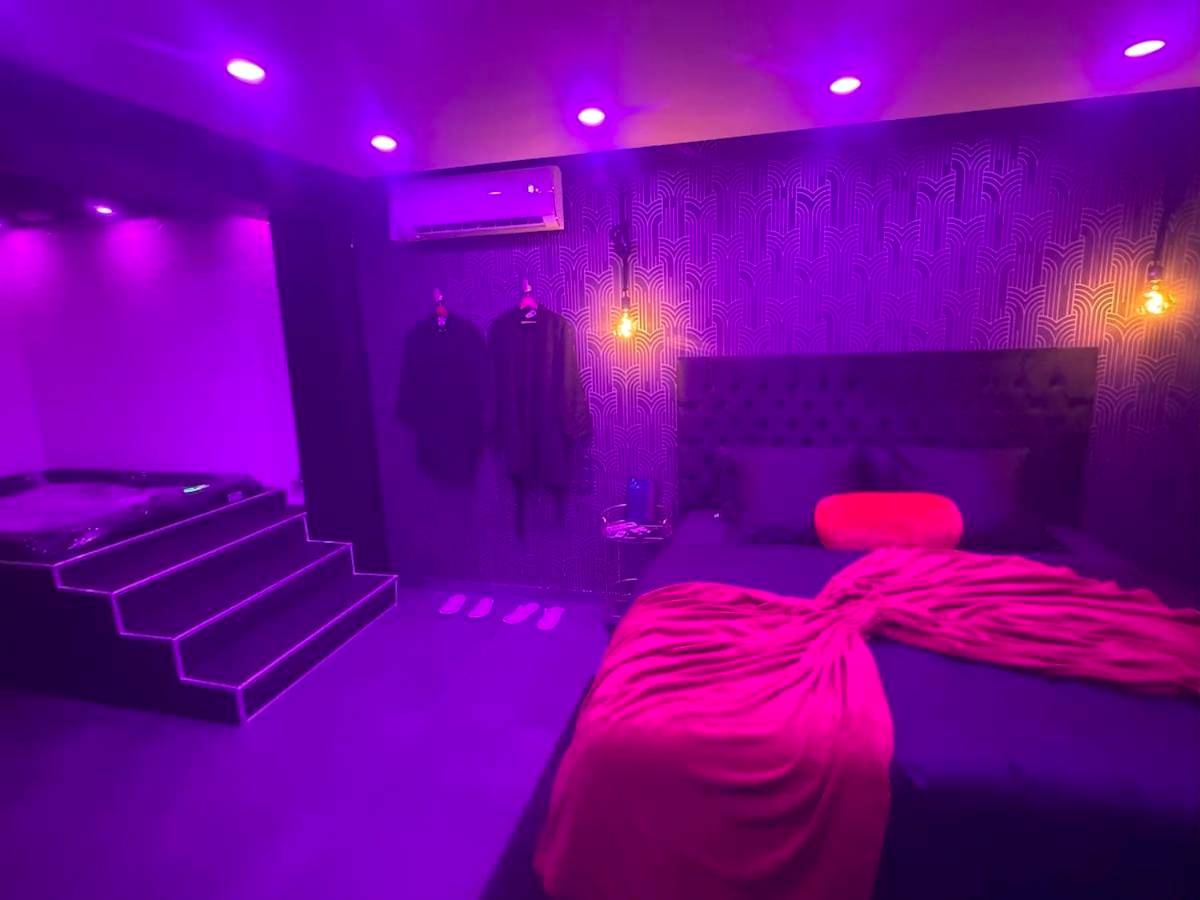 Photo du logement - Sweety's Eden Jacuzzi - Spa privé Sauna Cinéma room Jardin - Terrasse centre - ville - Le Mans