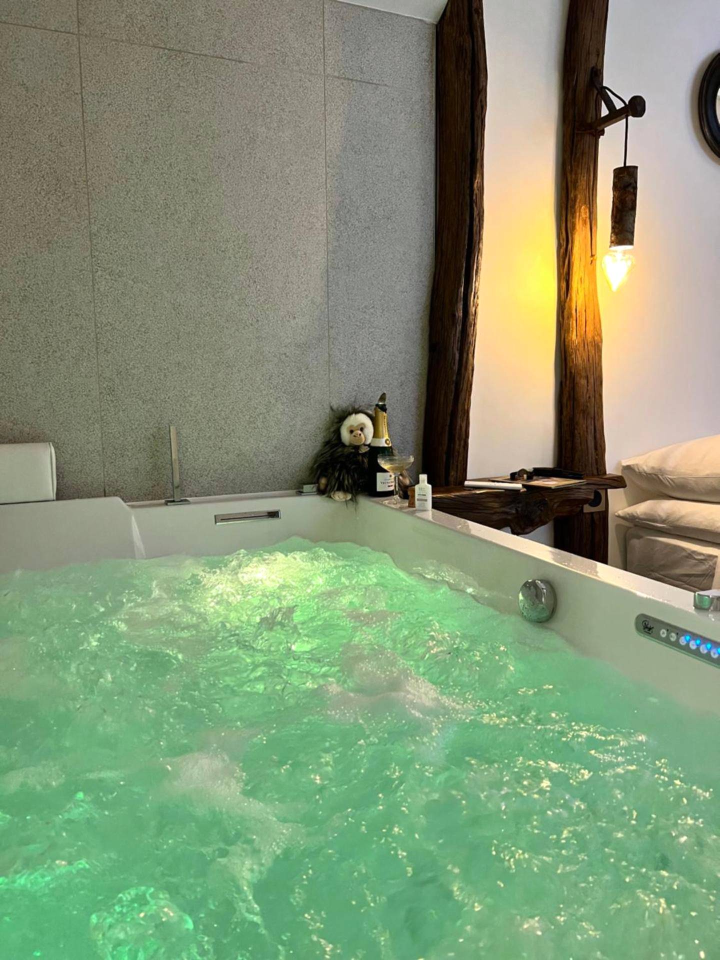 Jacuzzi privatif avec éclairage vert - Love Room Aubagne - Tamarin & Capucin Suite Balnéo