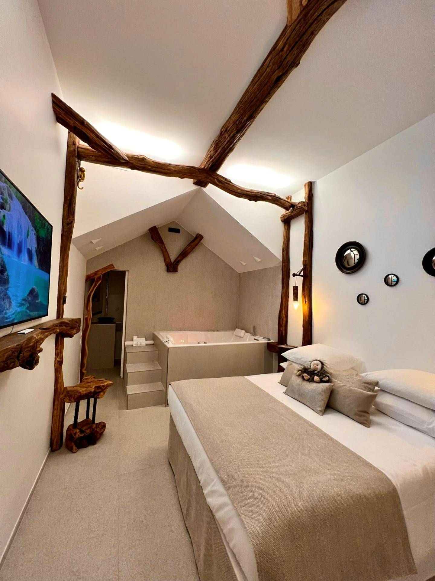 Chambre avec lit double et jacuzzi intégré - Tamarin & Capucin Suite Balnéo