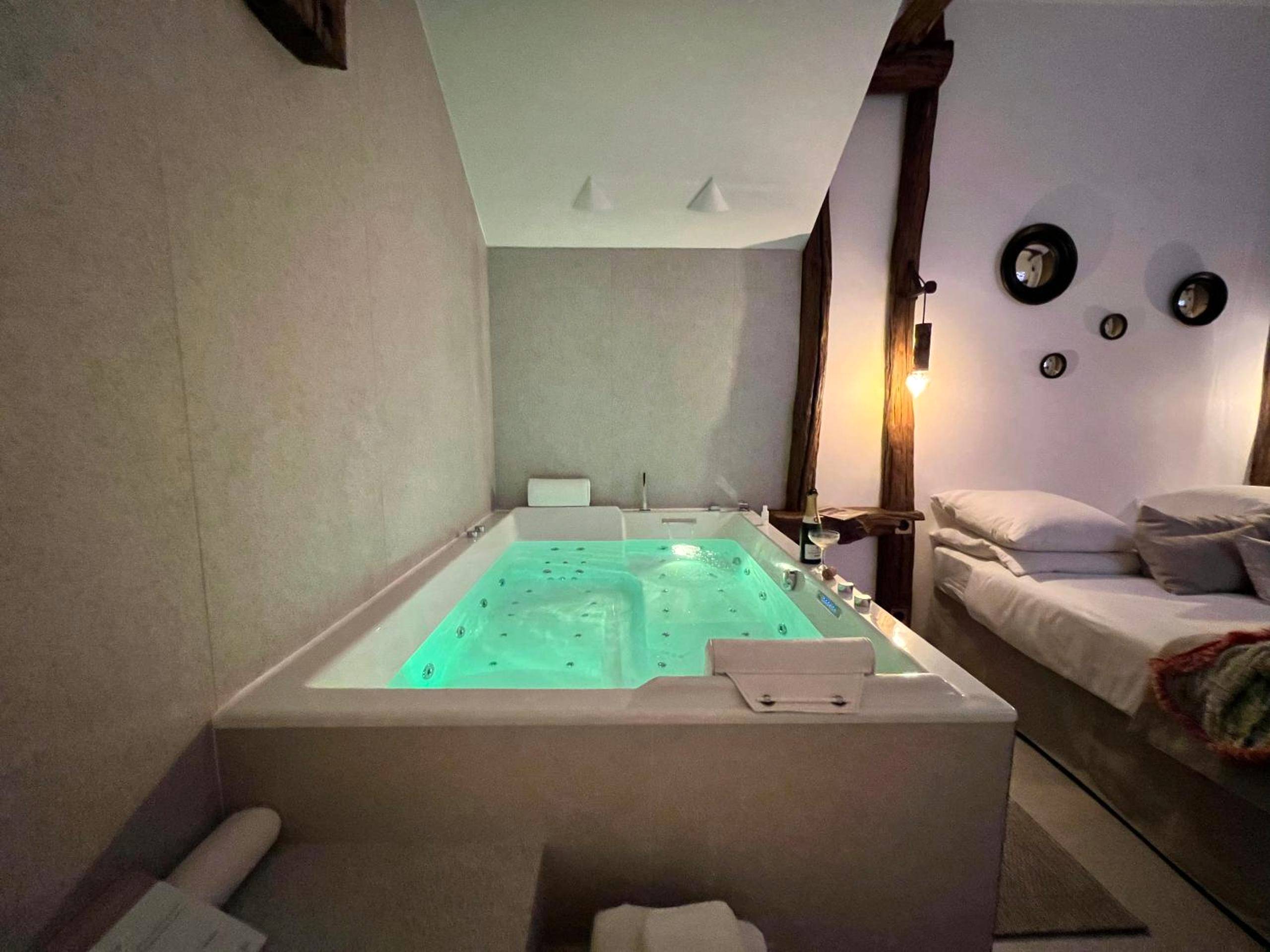 Baignoire balnéo lumineuse et coin nuit - Tamarin & Capucin Suite Balnéo