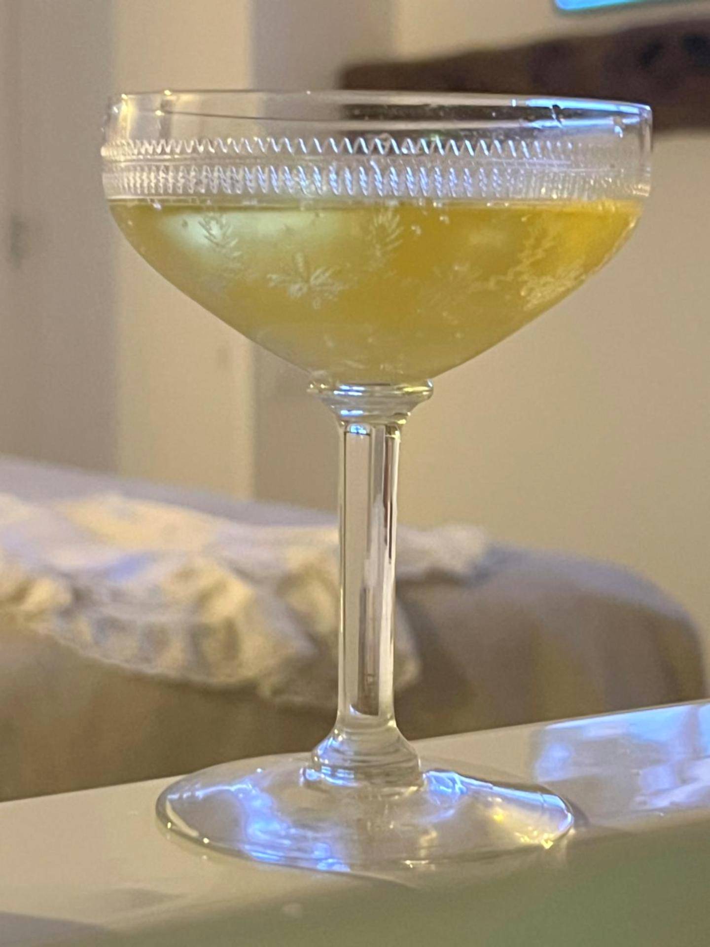 Coupe de champagne sur rebord du jacuzzi - Tamarin & Capucin Suite Balnéo