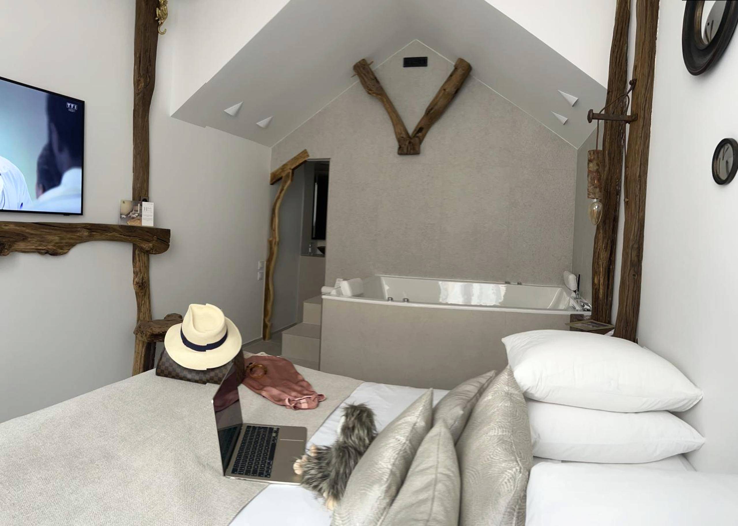 Vue d'ensemble de la suite avec lit et jacuzzi - Tamarin & Capucin Suite Balnéo