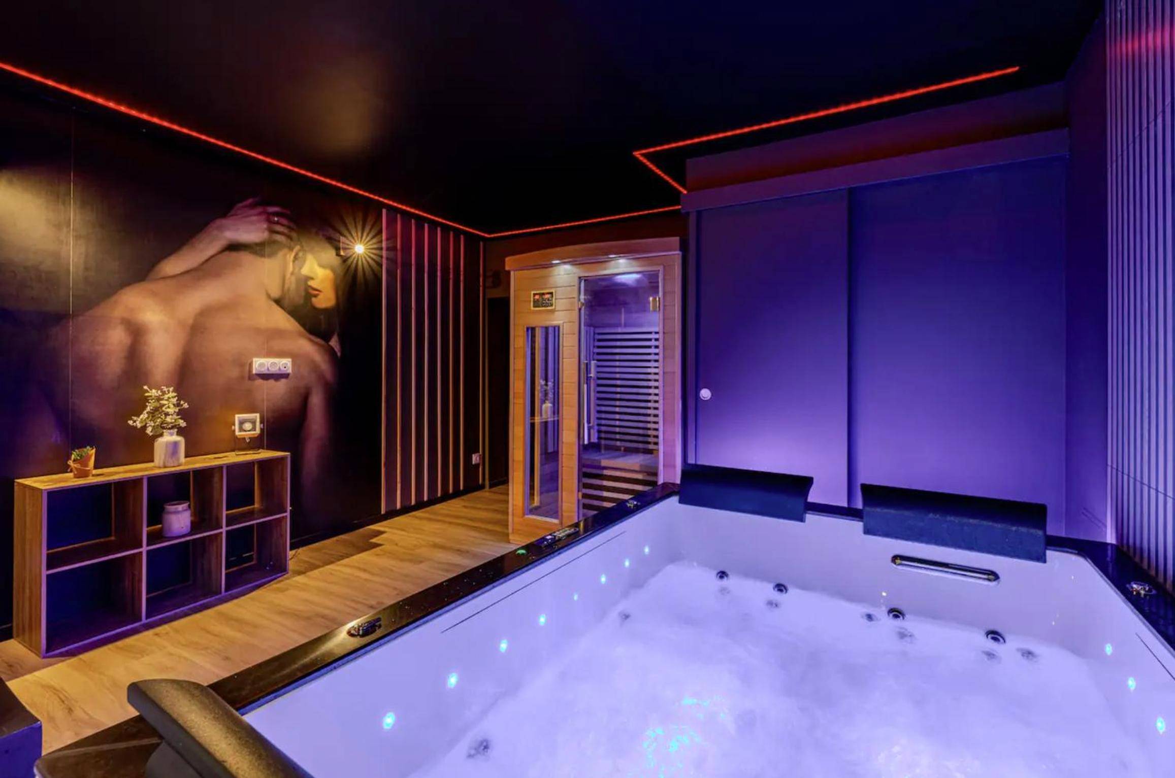 Jacuzzi privatif avec luminothérapie et sauna - Le Temple du Désir - Intimité & plaisir - HyperCentre
