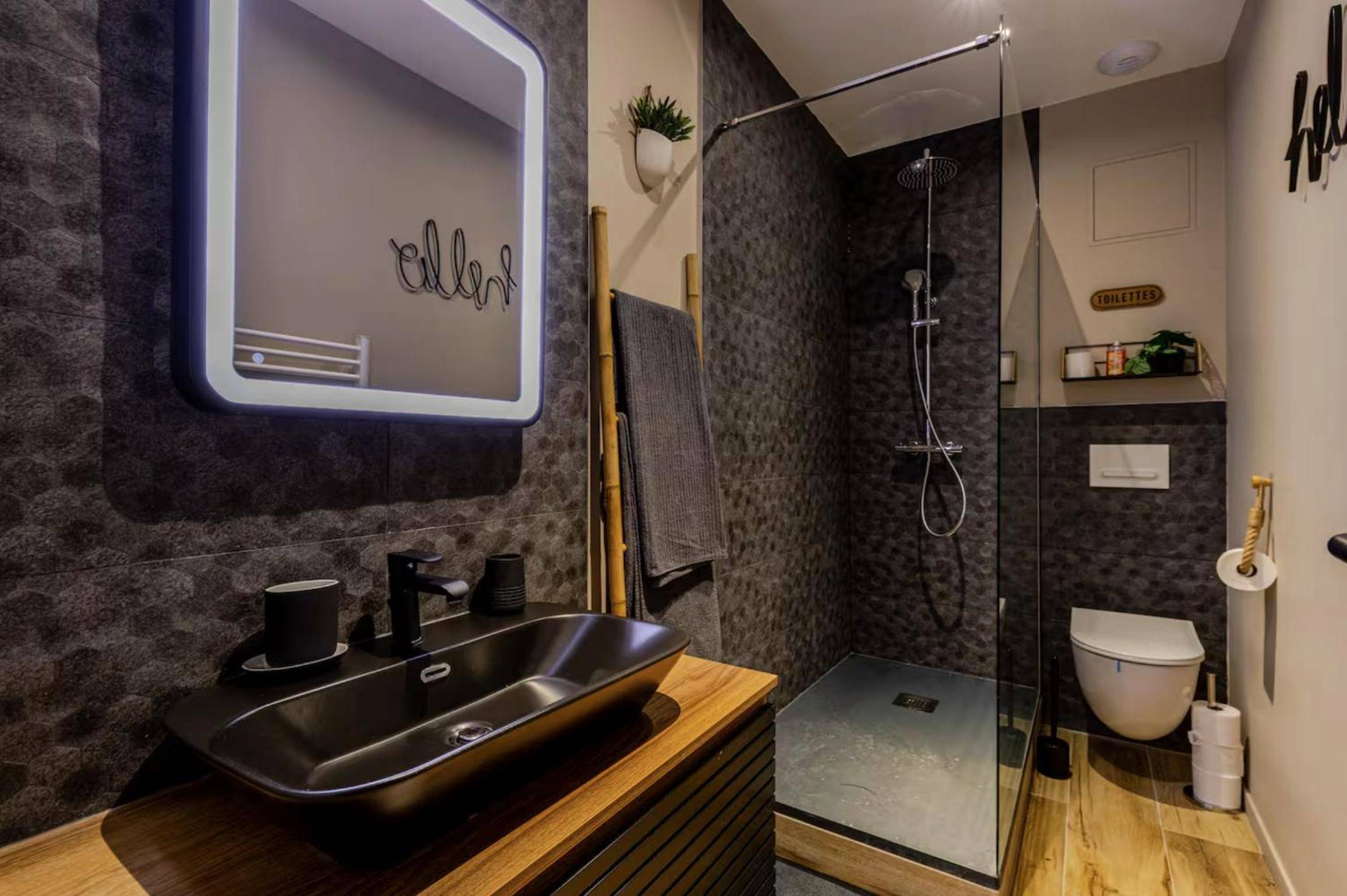 Salle d'eau moderne avec douche à l'italienne - Le Temple du Désir - Intimité & plaisir - HyperCentre