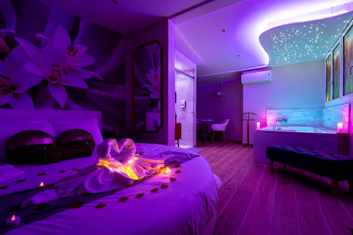 Lit rond avec cygnes et ambiance tamisée - Love Room La Ciotat - Studio romantique jacuzzi ou spa balneo privatif et...
