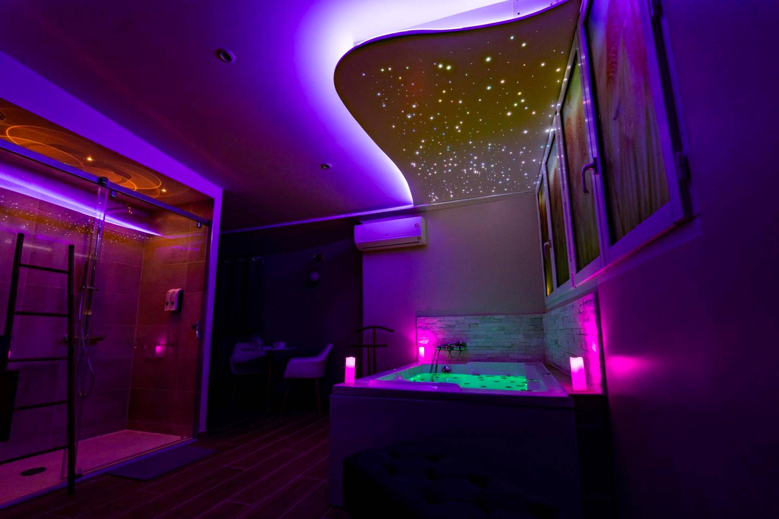 Jacuzzi privatif sous un ciel étoilé lumineux - Studio romantique jacuzzi ou spa balneo privatif et jardin Au temps des...