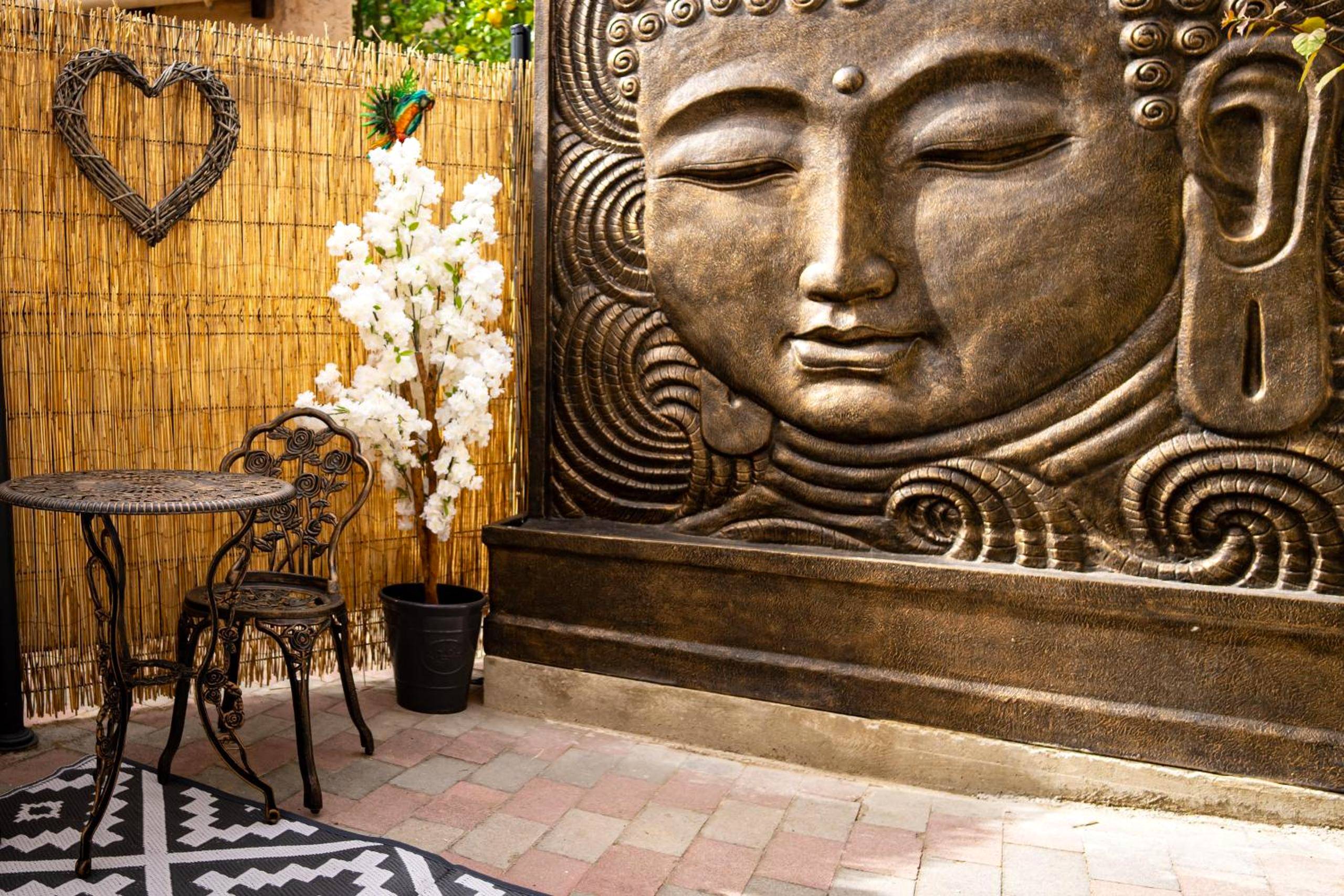 Photo du logement - Studio romantique jacuzzi ou spa balneo privatif et jardin Au temps des cerises La Ciotat