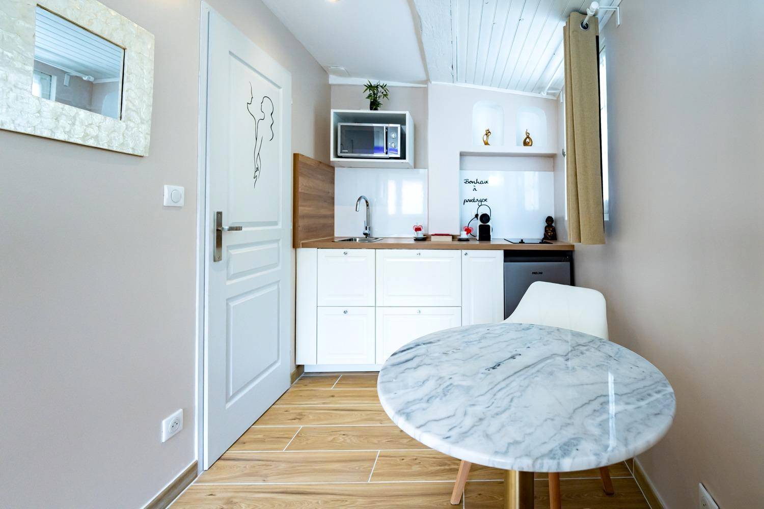 Photo du logement - Studio romantique jacuzzi ou spa balneo privatif et jardin Au temps des cerises La Ciotat