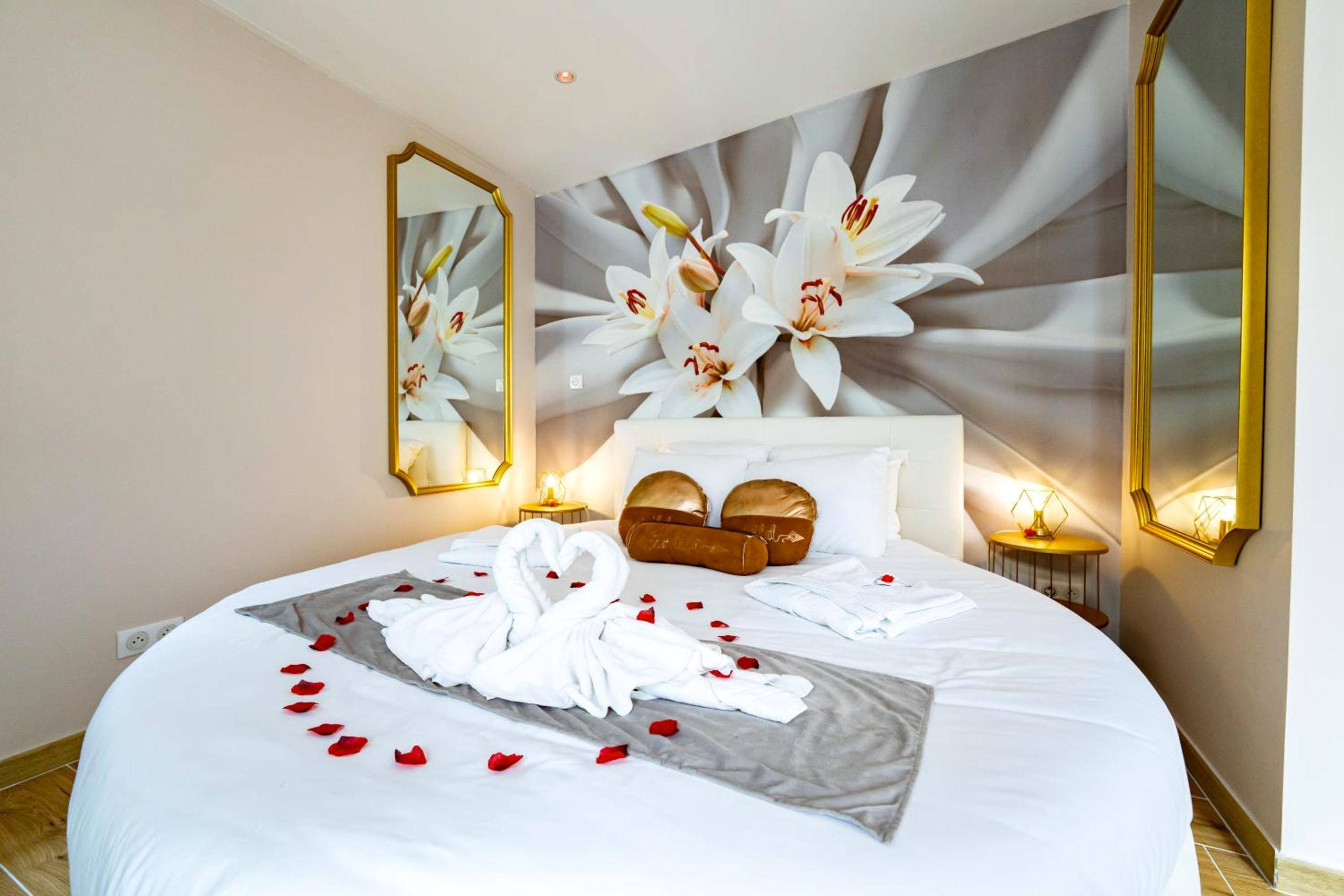 Photo du logement - Studio romantique jacuzzi ou spa balneo privatif et jardin Au temps des cerises La Ciotat