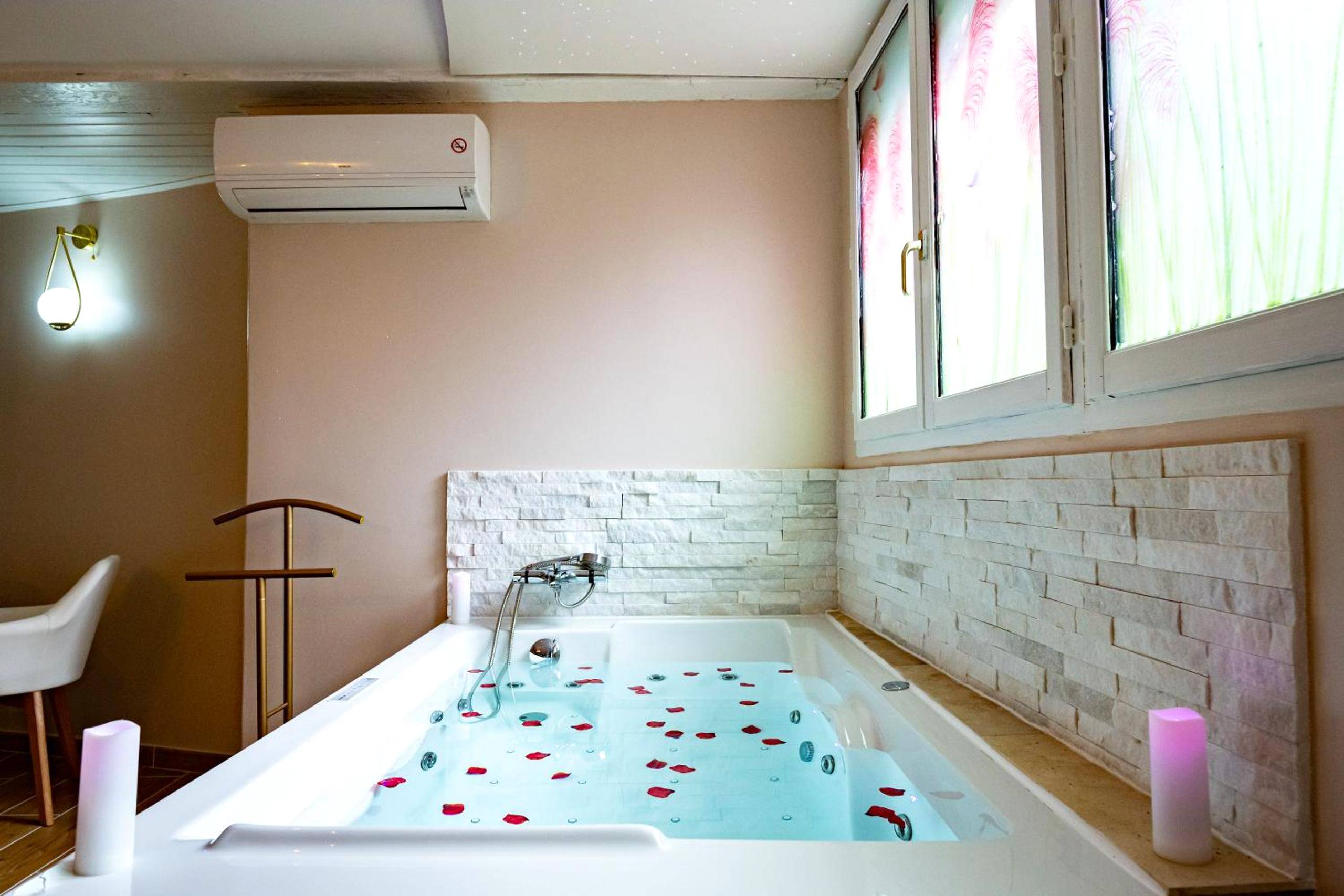 Photo du logement - Studio romantique jacuzzi ou spa balneo privatif et jardin Au temps des cerises La Ciotat