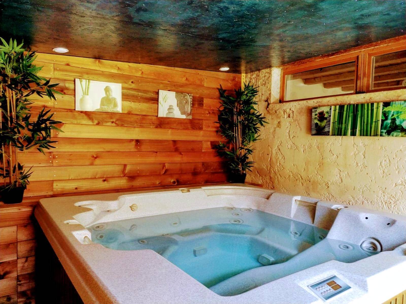 Baignoire balnéo dans un décor zen en bois - Studio romantique jacuzzi ou spa balneo privatif et jardin Au temps des...