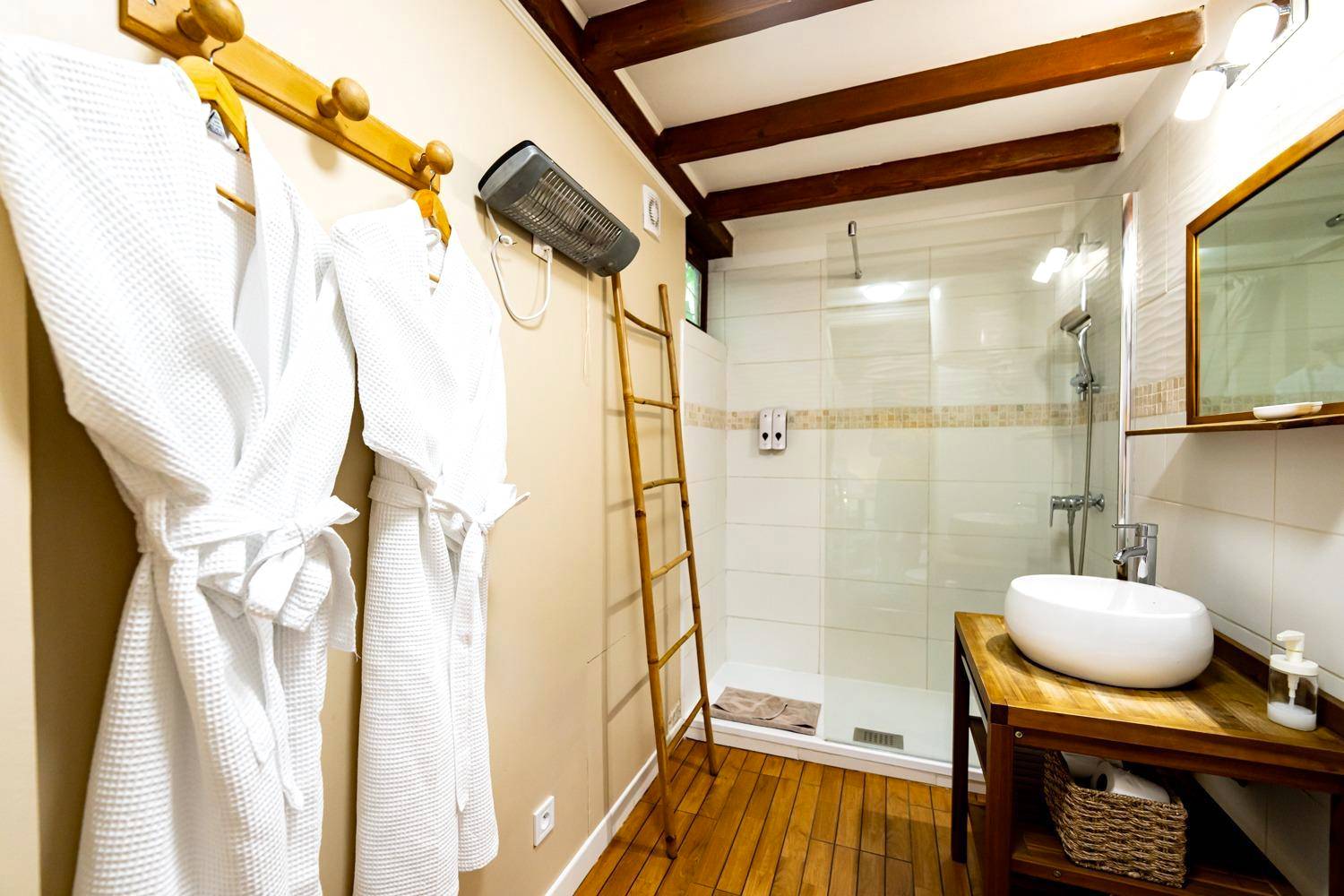 Salle de bain avec peignoirs et douche à l'italienne - Studio romantique jacuzzi ou spa balneo privatif et jardin Au...