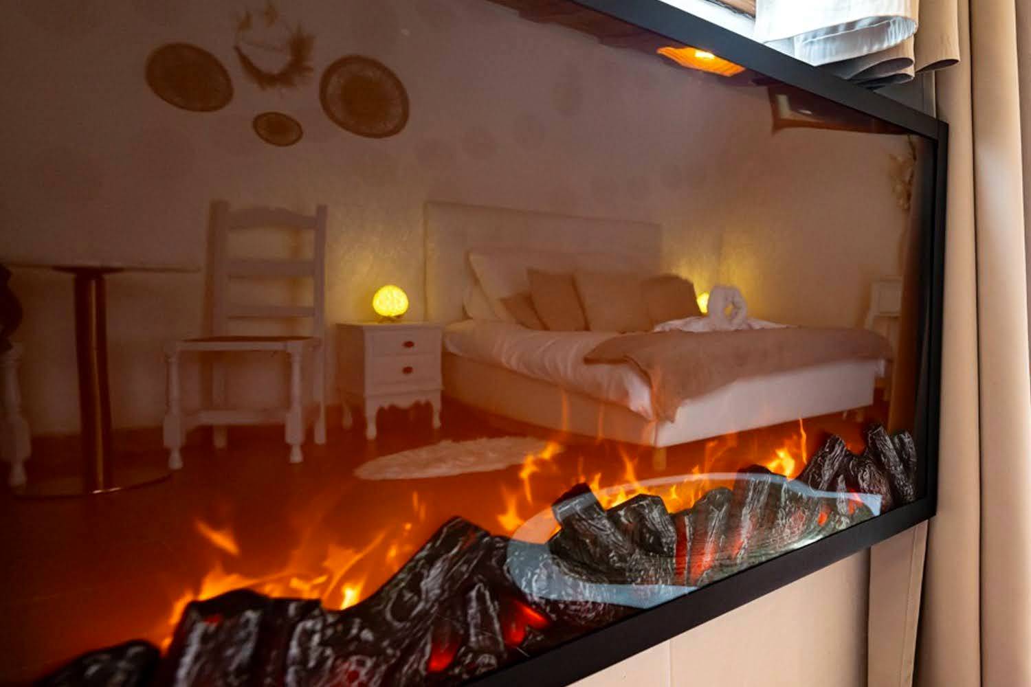 Cheminée électrique avec reflet de la chambre - Studio romantique jacuzzi ou spa balneo privatif et jardin Au temps des...
