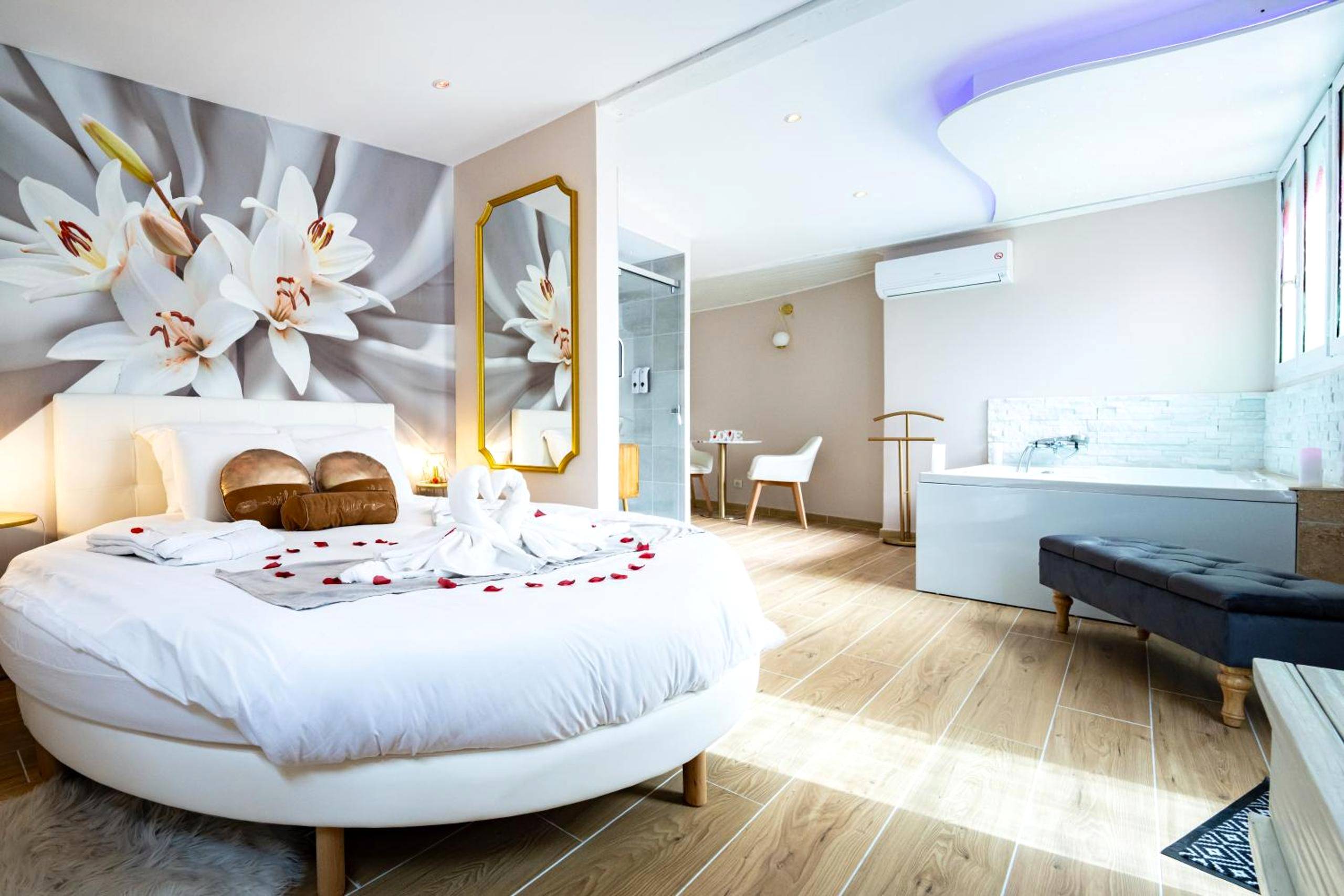 Photo du logement - Studio romantique jacuzzi ou spa balneo privatif et jardin Au temps des cerises La Ciotat