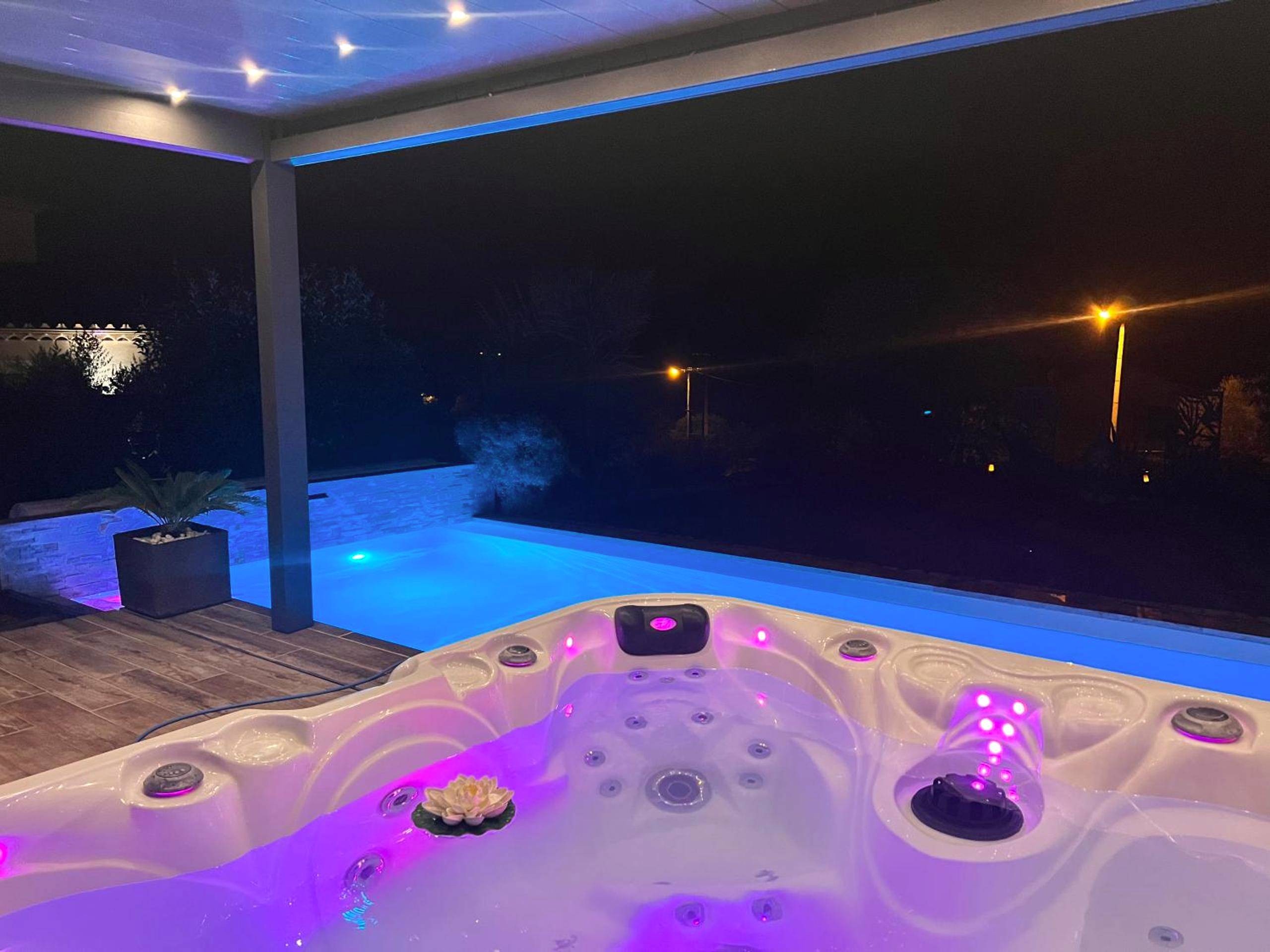 Jacuzzi et piscine éclairés de nuit - Love Room Villeneuve - Suite romantique Le temps d'un Instant Loveroom Hammam...