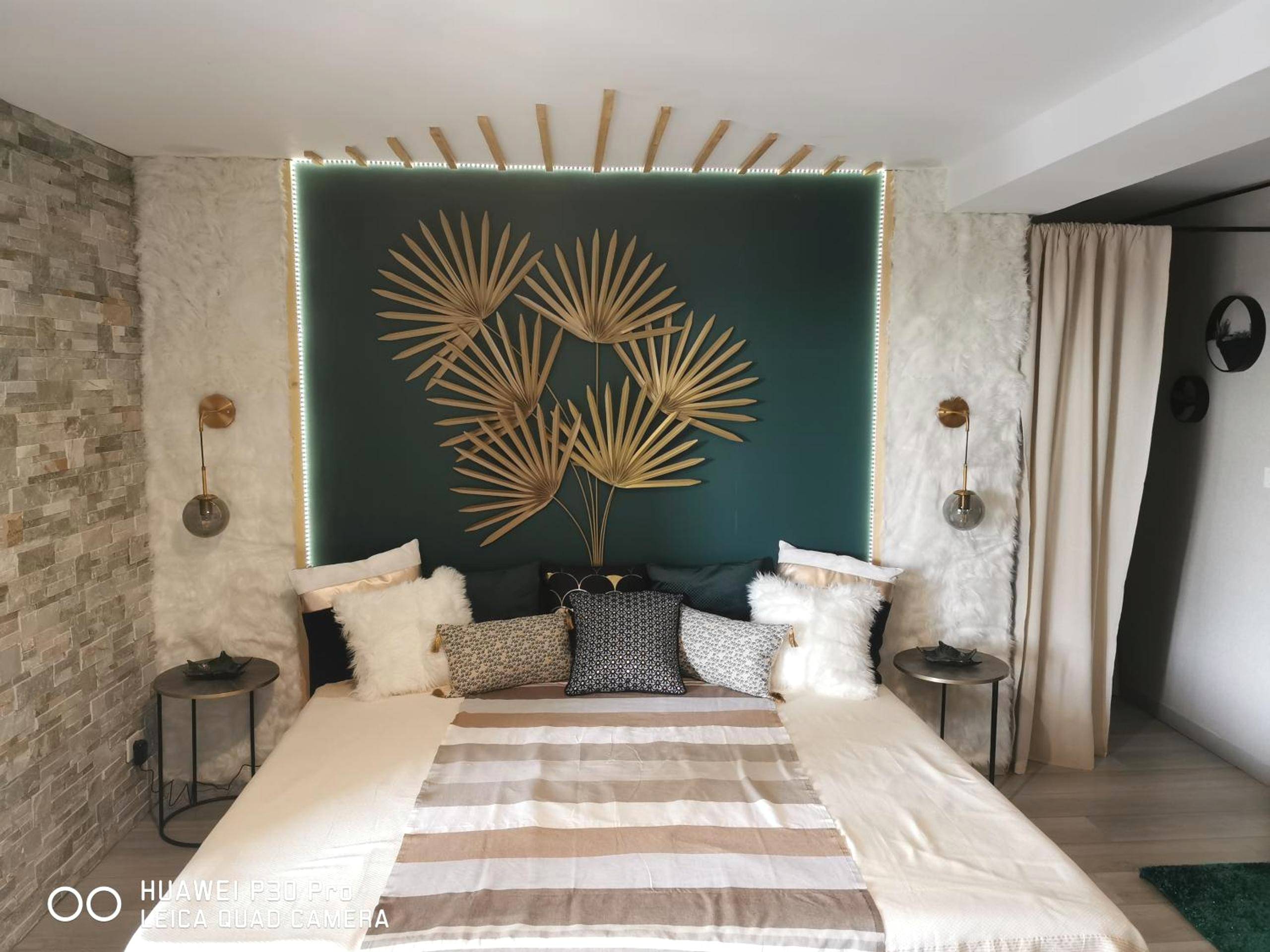 Lit double avec décoration murale dorée - Suite romantique Le temps d'un Instant Loveroom Hammam jacuzzi piscine