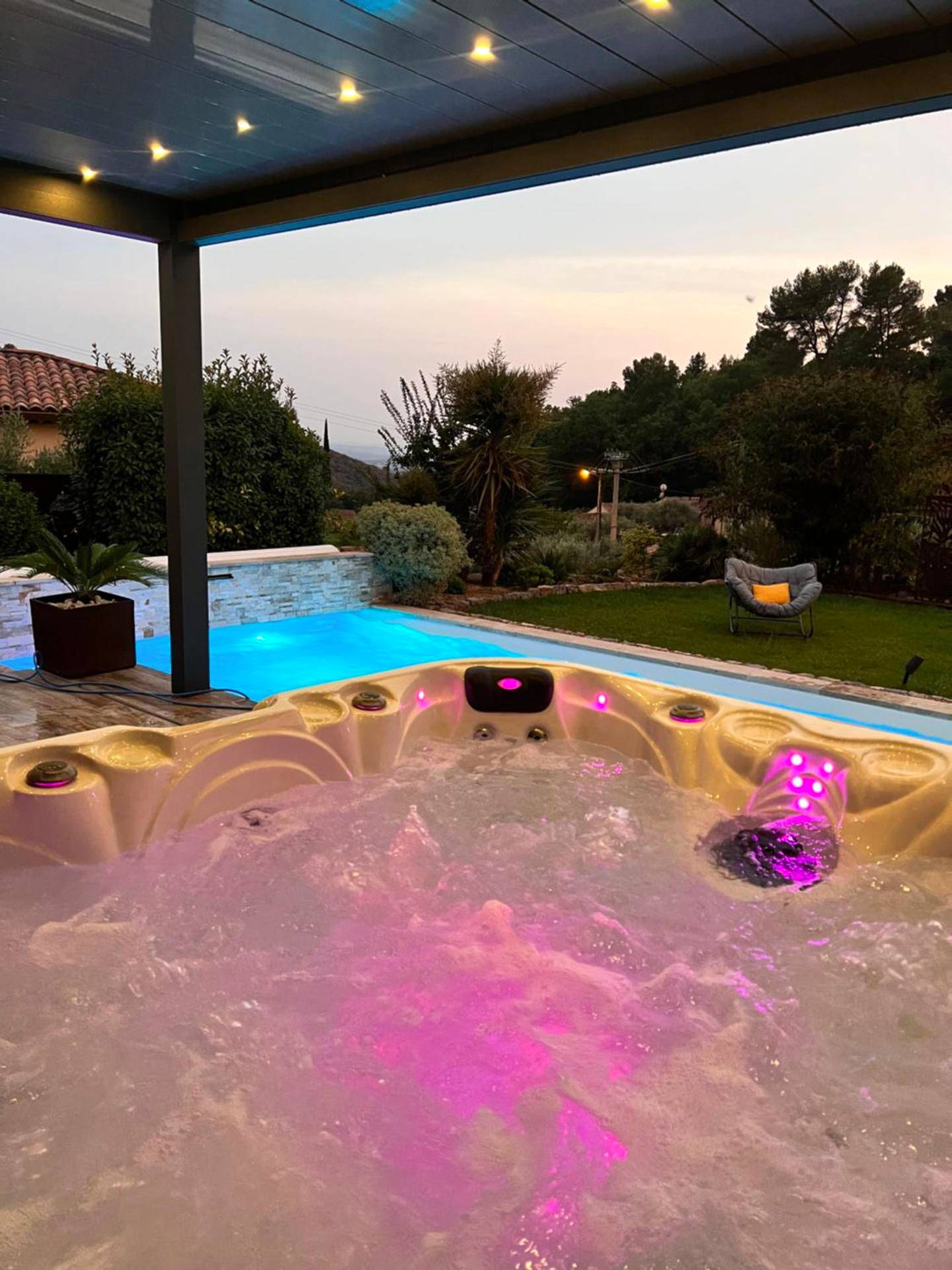 Photo du logement - Suite romantique Le temps d'un Instant Loveroom Hammam jacuzzi piscine - Villeneuve
