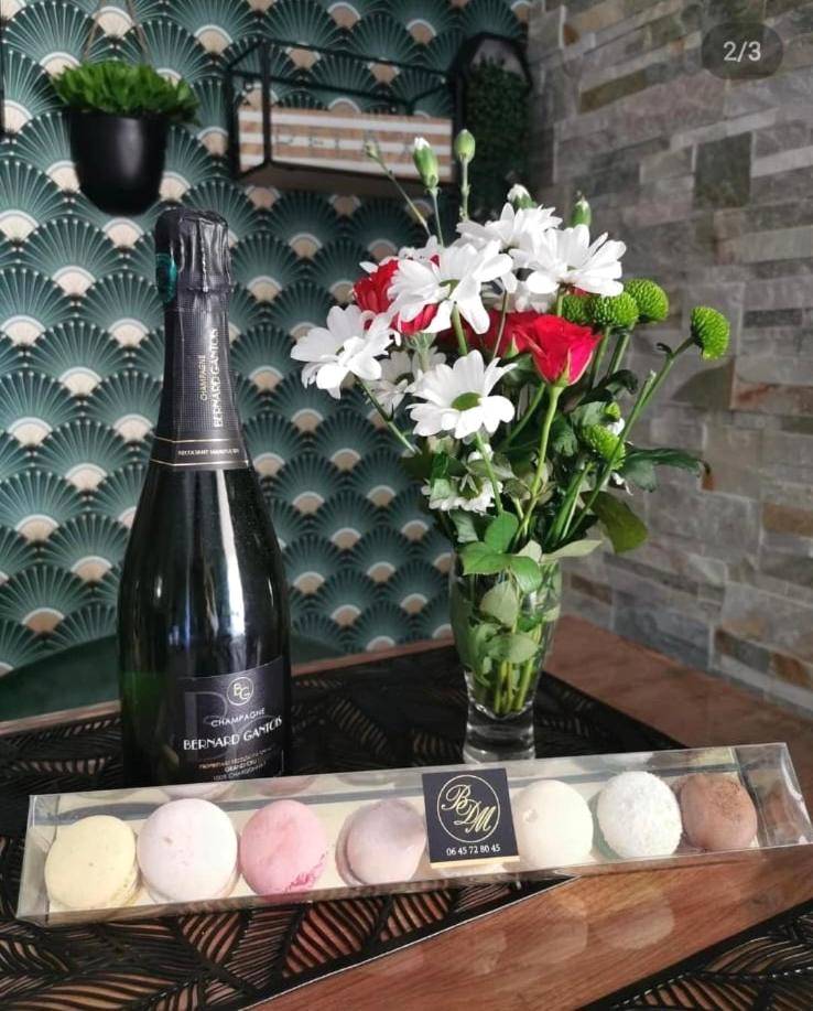 Photo du logement - Suite romantique Le temps d'un Instant Loveroom Hammam jacuzzi piscine