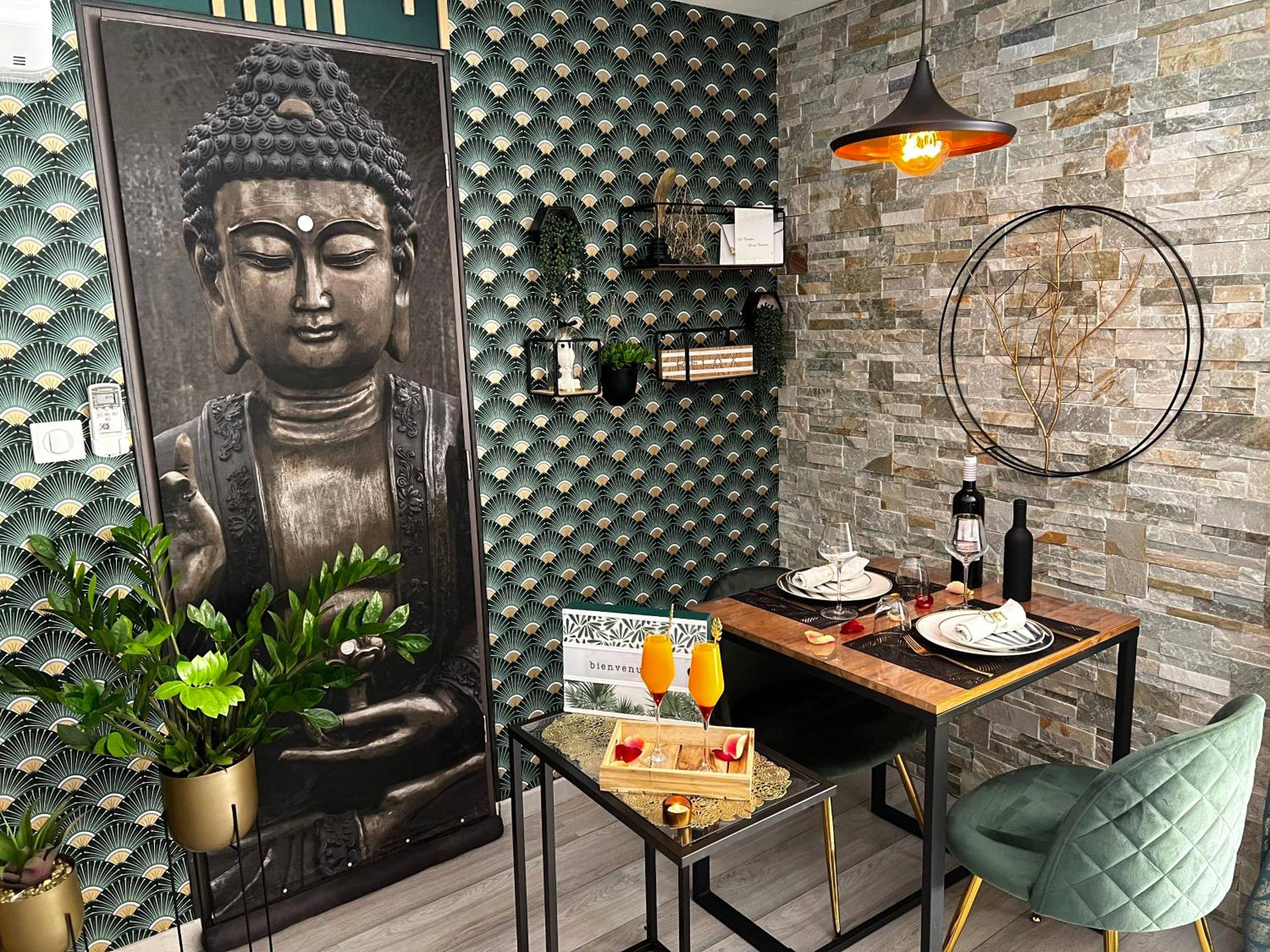 Photo du logement - Suite romantique Le temps d'un Instant Loveroom Hammam jacuzzi piscine