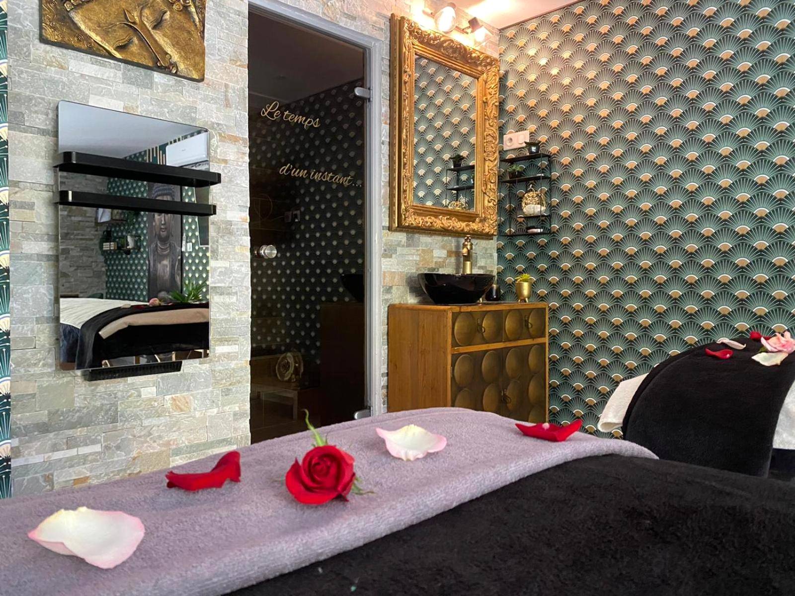 Photo du logement - Suite romantique Le temps d'un Instant Loveroom Hammam jacuzzi piscine