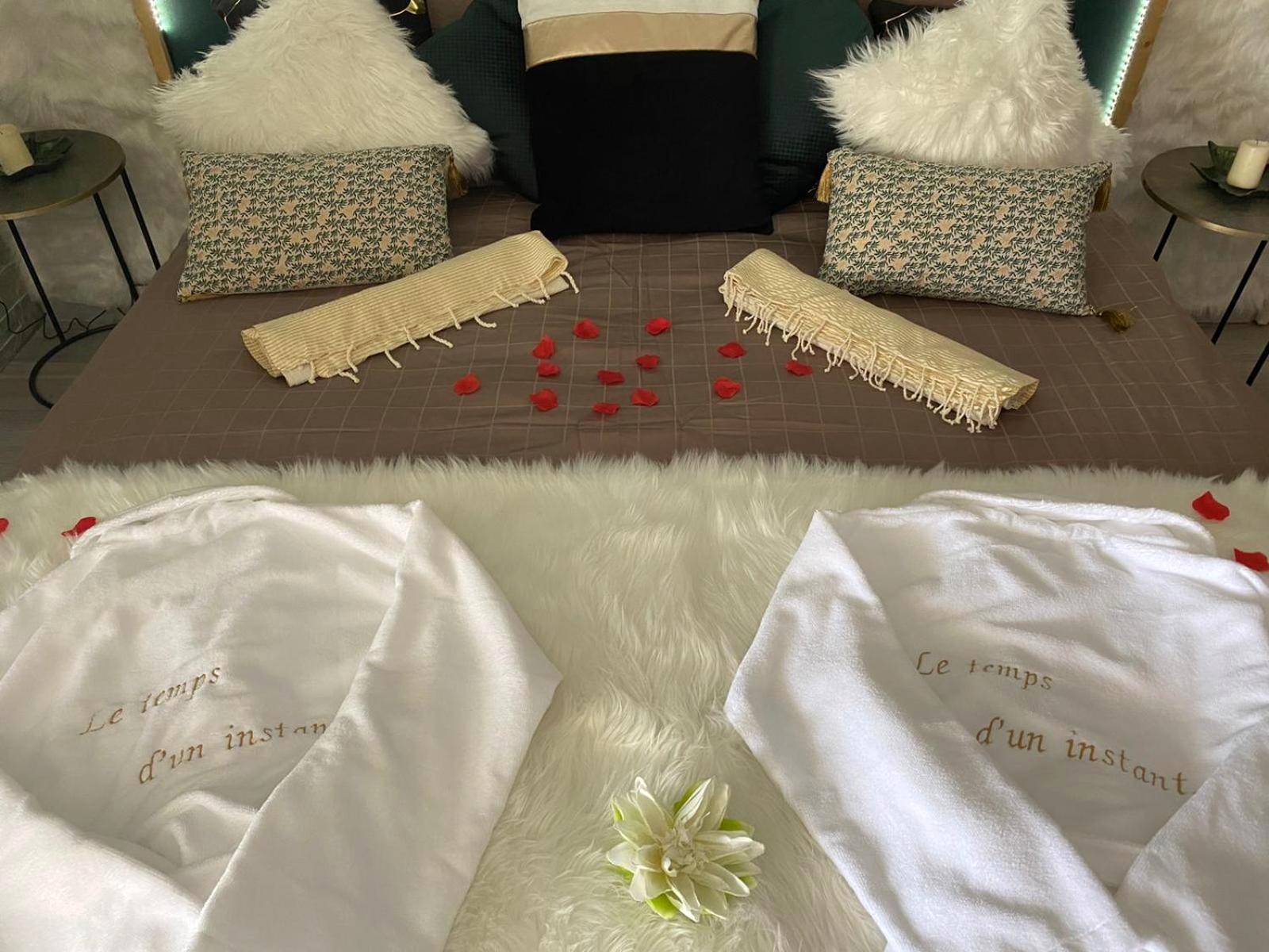 Photo du logement - Suite romantique Le temps d'un Instant Loveroom Hammam jacuzzi piscine