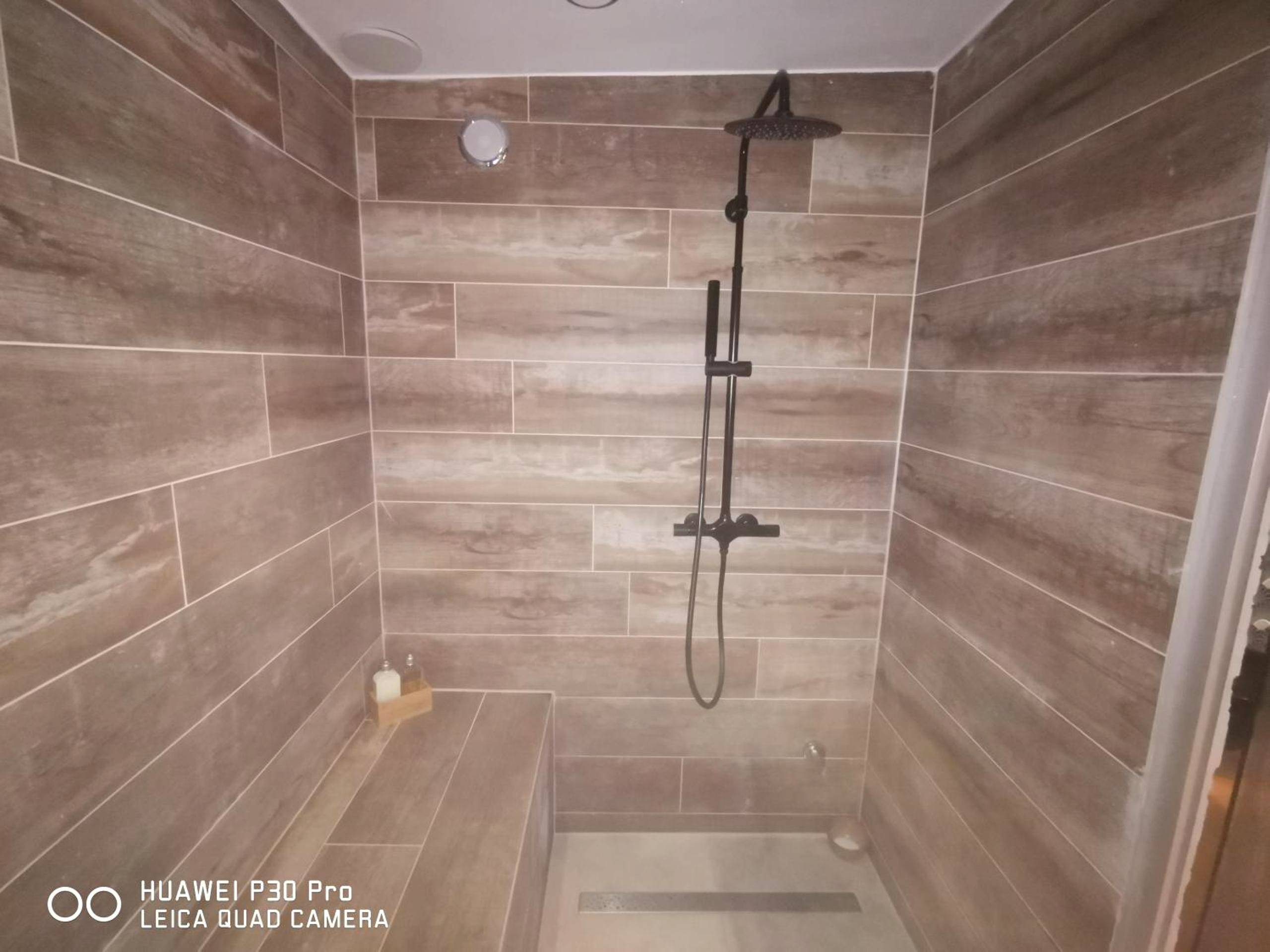 Douche à l'italienne avec revêtement bois - Suite romantique Le temps d'un Instant Loveroom Hammam jacuzzi piscine