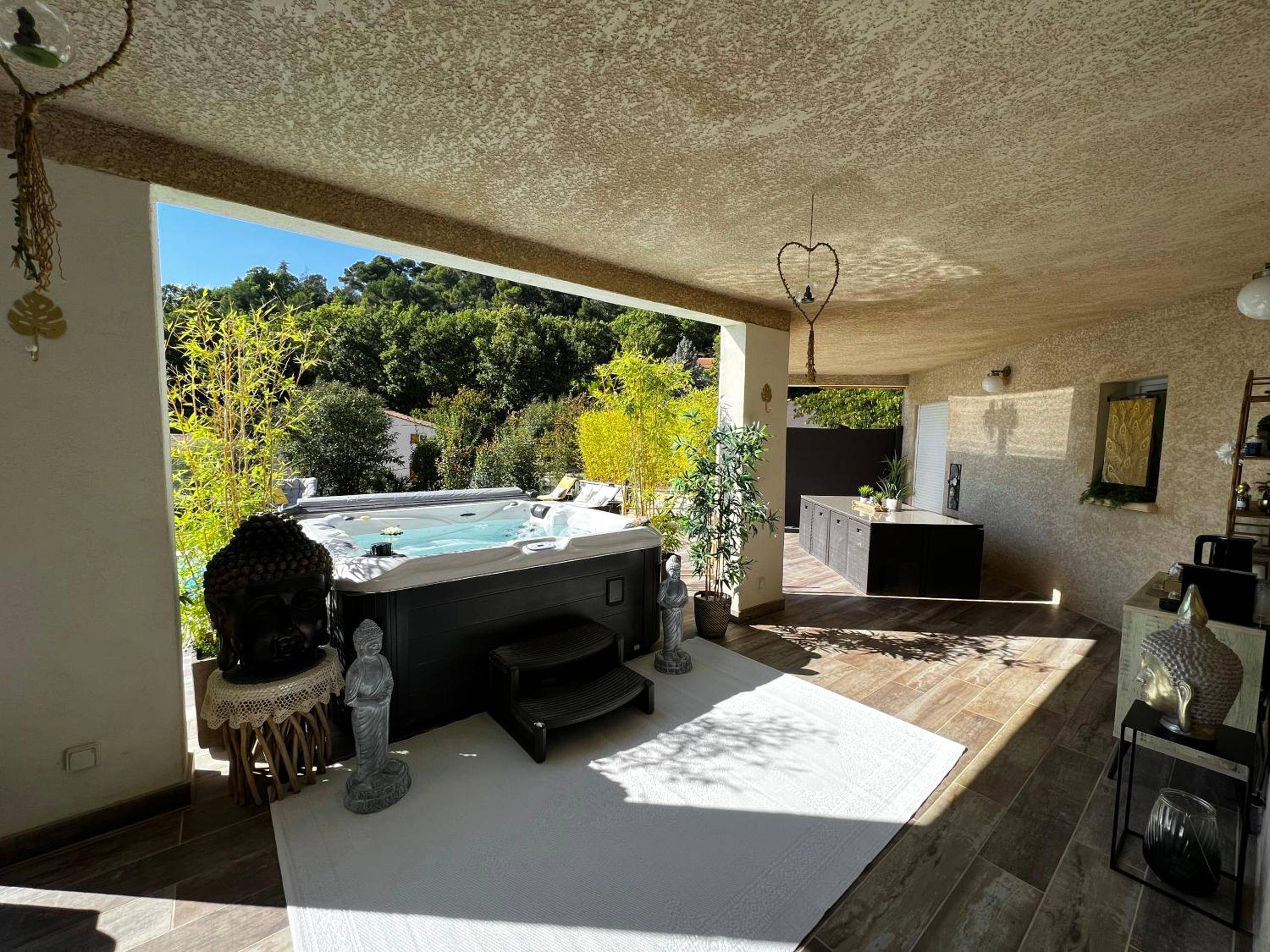 Espace bien - être avec jacuzzi et statues Bouddha - Suite romantique Le temps d'un Instant Loveroom Hammam jacuzzi piscine