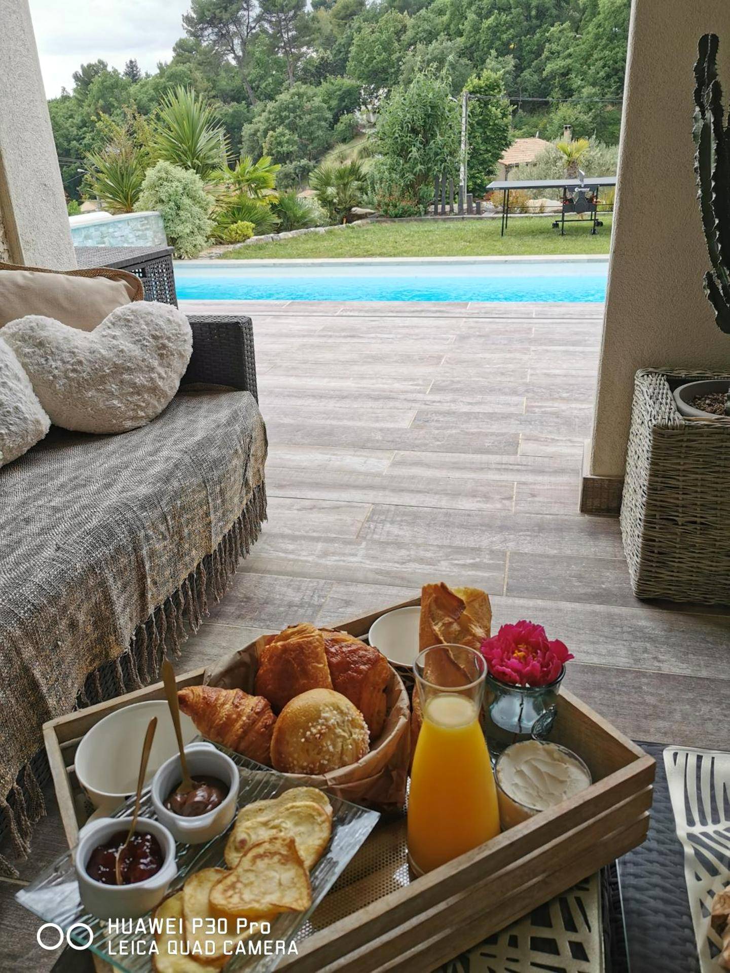 Plateau petit - déjeuner face à la piscine - Suite romantique Le temps d'un Instant Loveroom Hammam jacuzzi piscine
