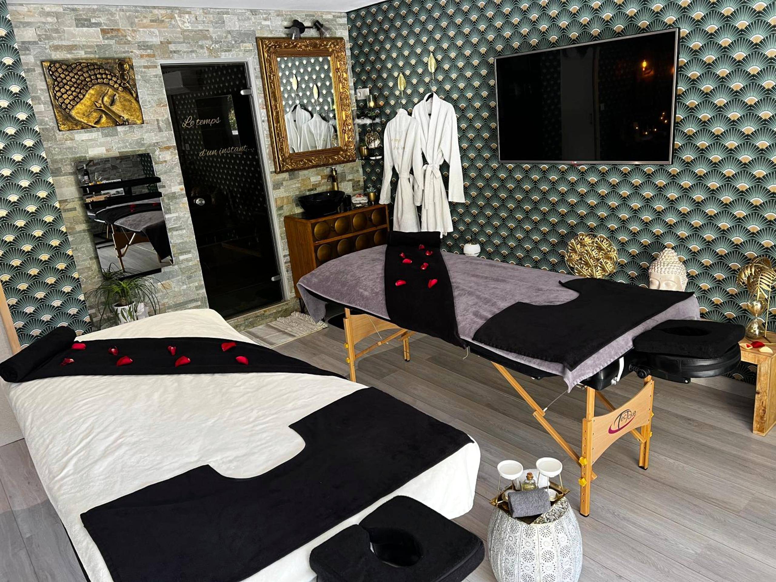 Photo du logement - Suite romantique Le temps d'un Instant Loveroom Hammam jacuzzi piscine - Villeneuve