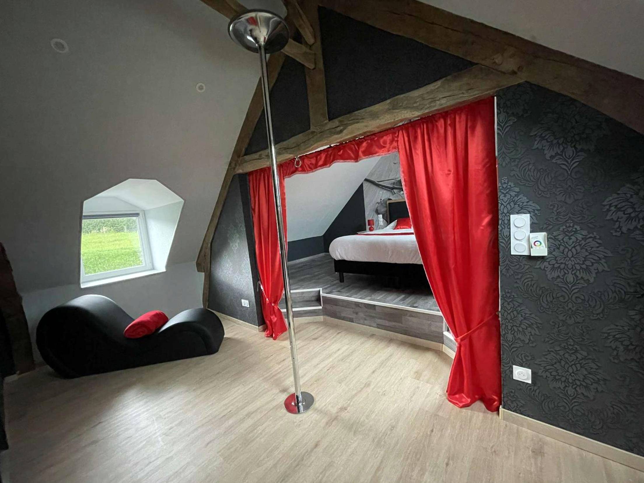 Barre de pole dance et fauteuil tantra - Love room le temps d'un plaisir