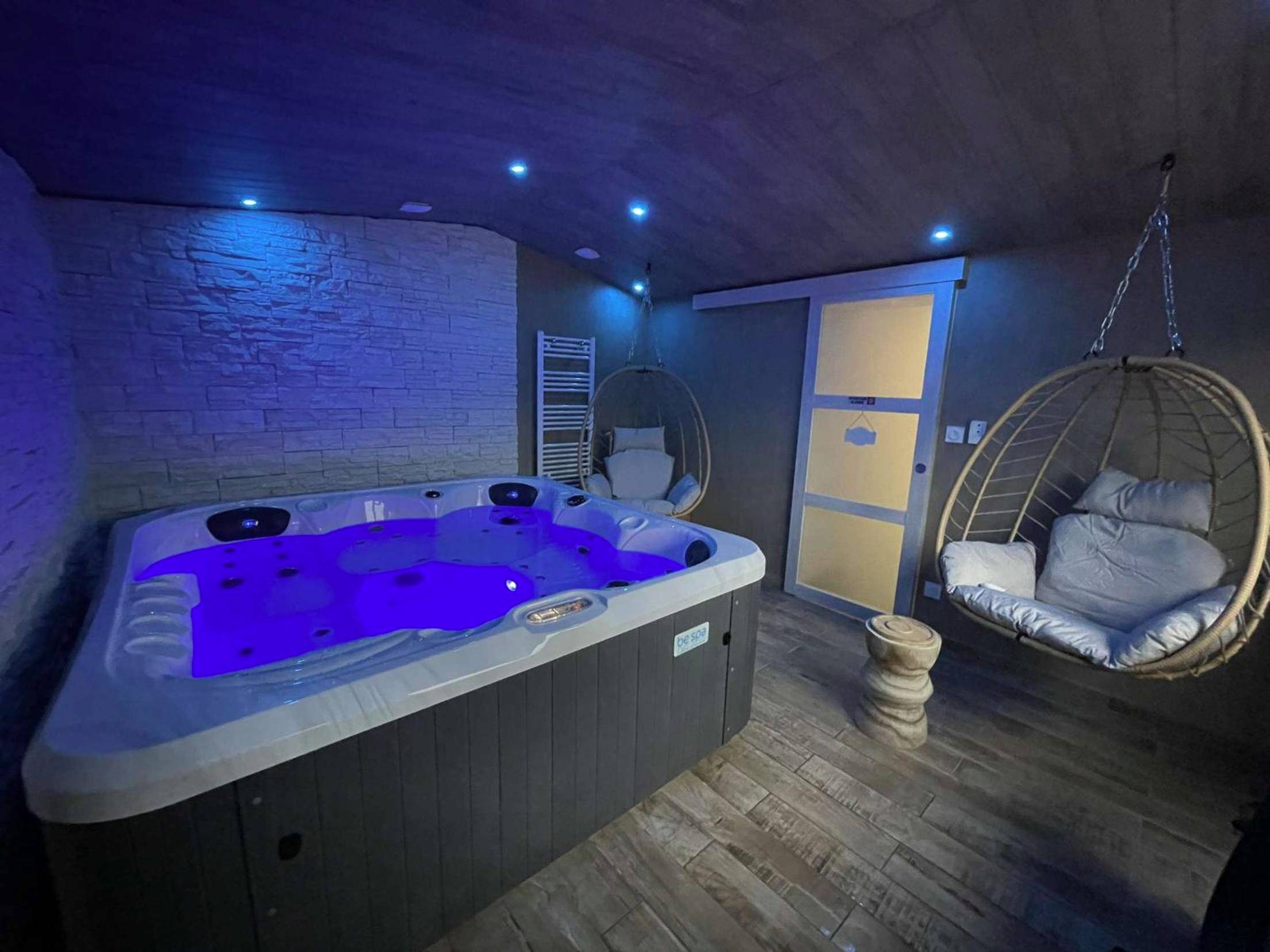 Jacuzzi privatif avec éclairage violet et balancelle - Love room le temps d'un plaisir