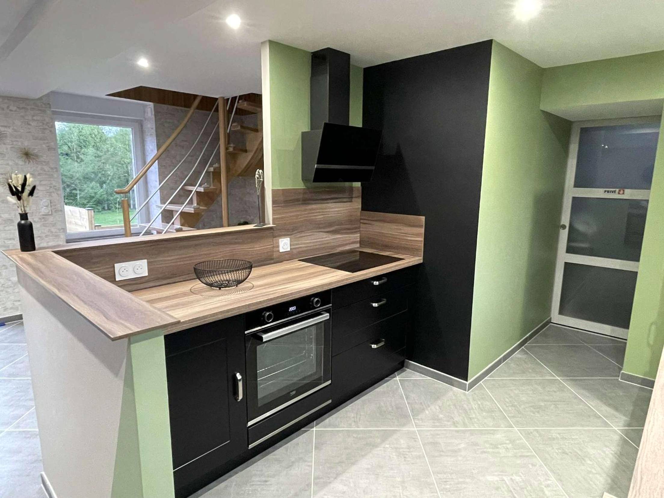 Cuisine équipée moderne noire et bois - Love room le temps d'un plaisir