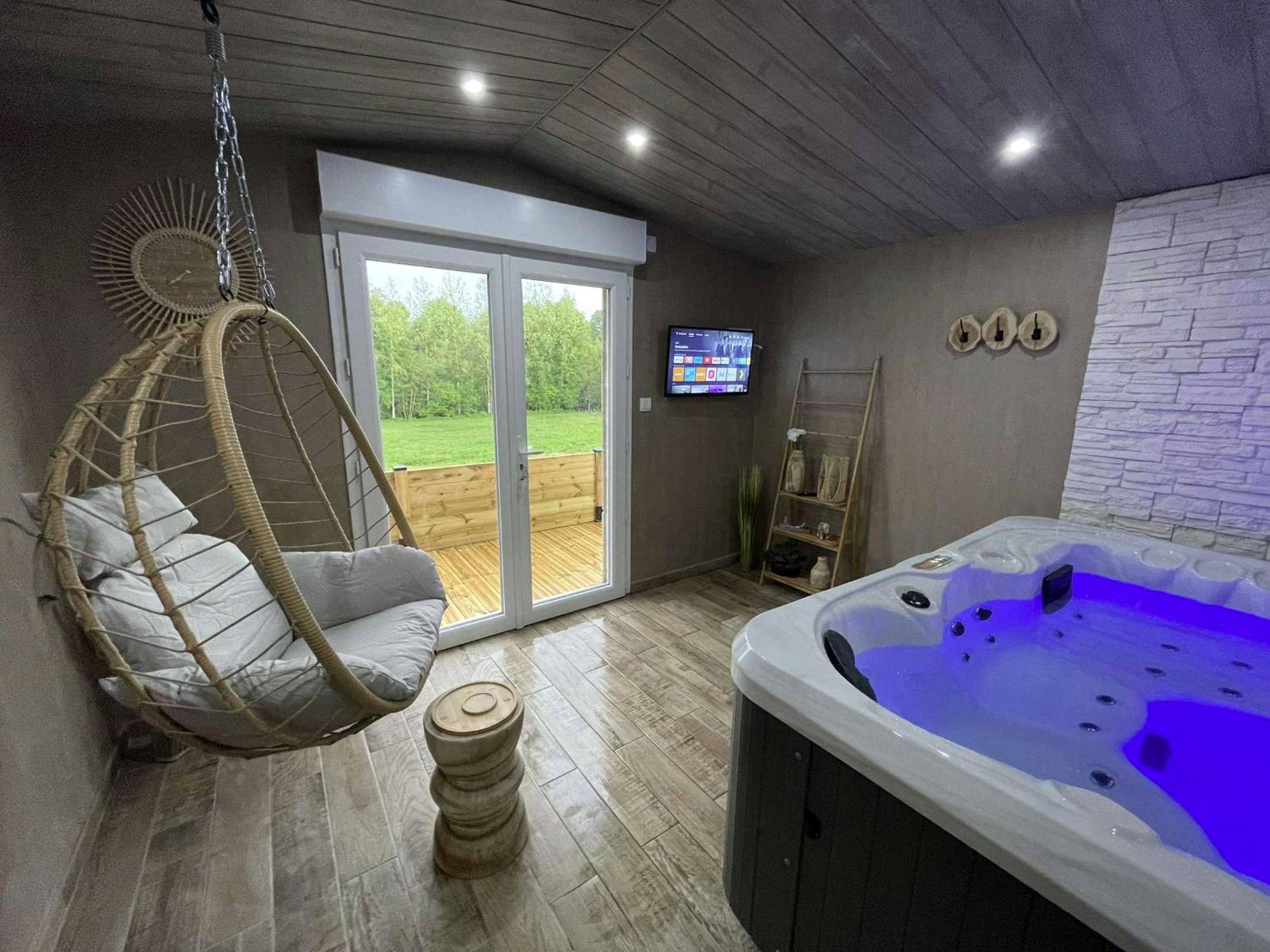 Espace détente avec jacuzzi et vue sur terrasse - Love room le temps d'un plaisir