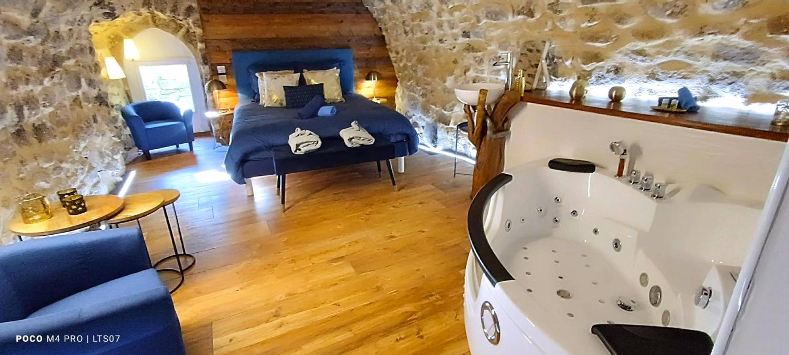 Suite avec lit king size et jacuzzi privatif - Love Room Saint - Pierreville - Le Temps Suspendu