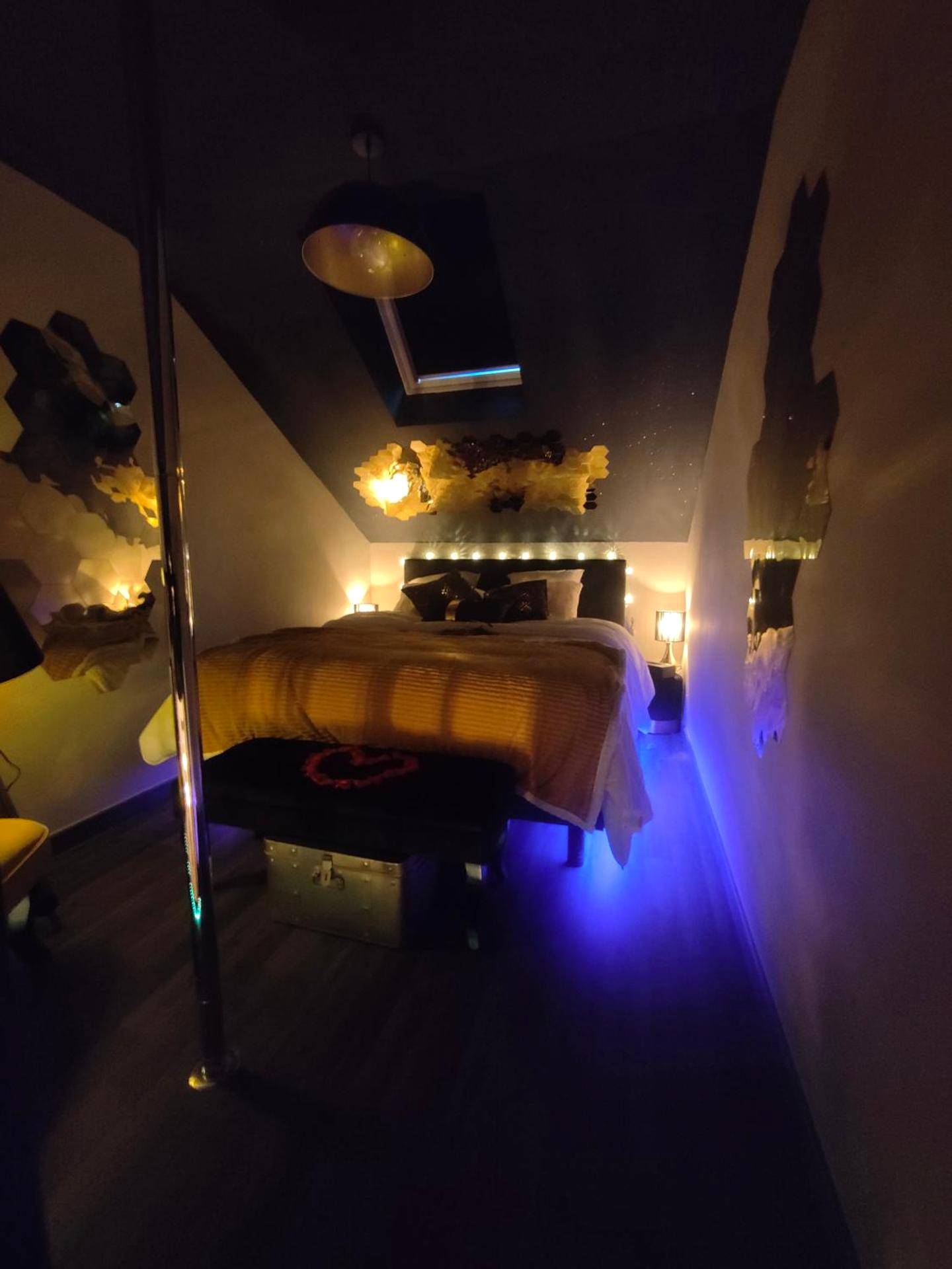 Chambre en mezzanine avec barre de pole dance - Love Room Berck - La tentation