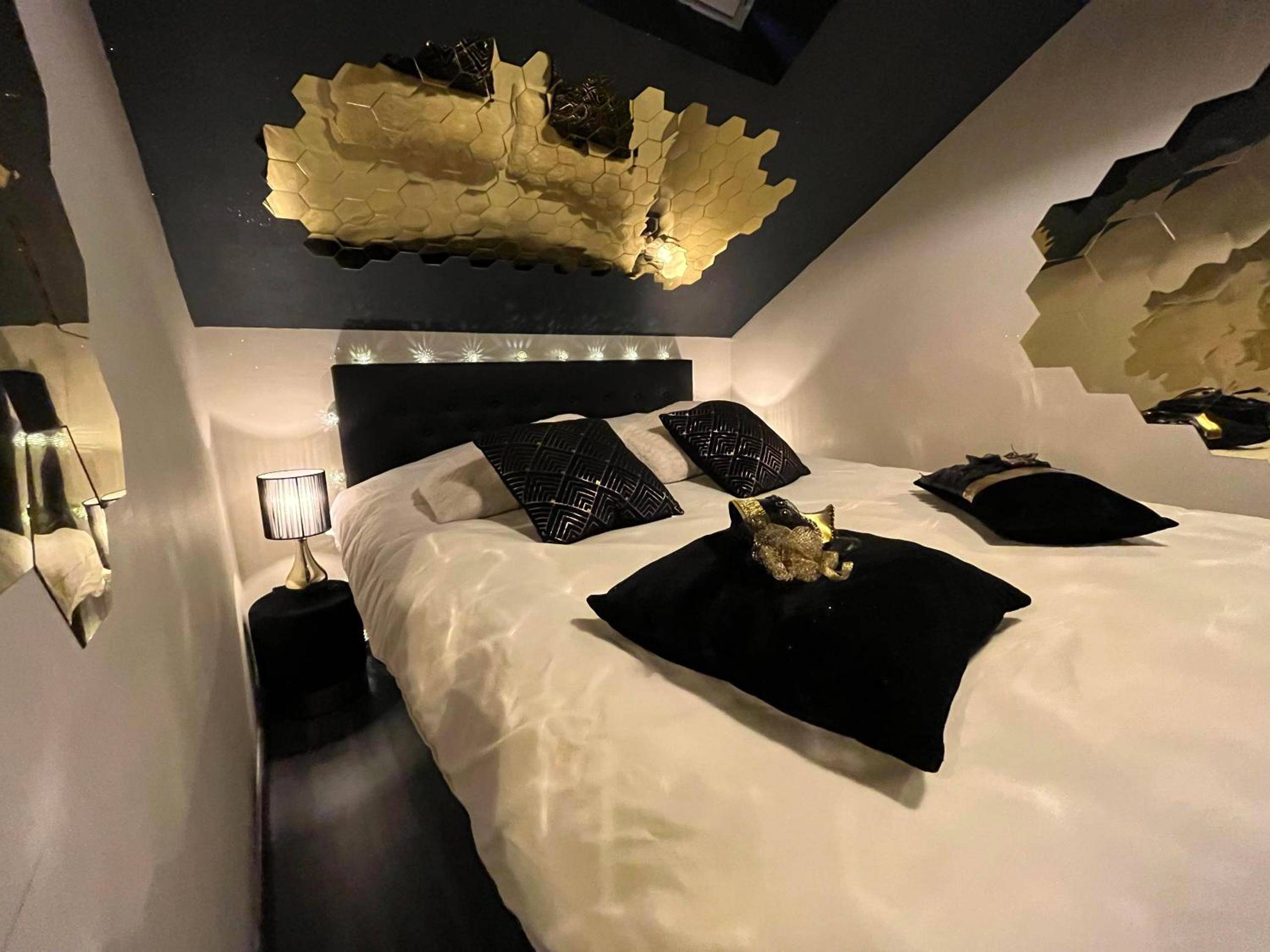 Lit double avec décoration murale alvéolée - La tentation