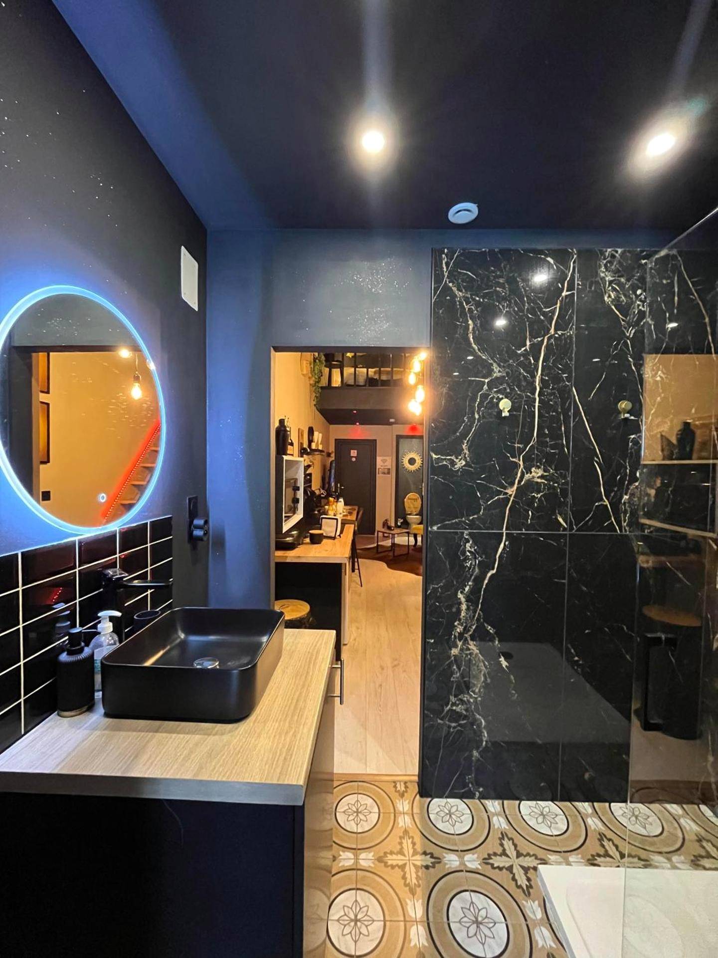 Salle de bain moderne avec miroir LED circulaire - La tentation