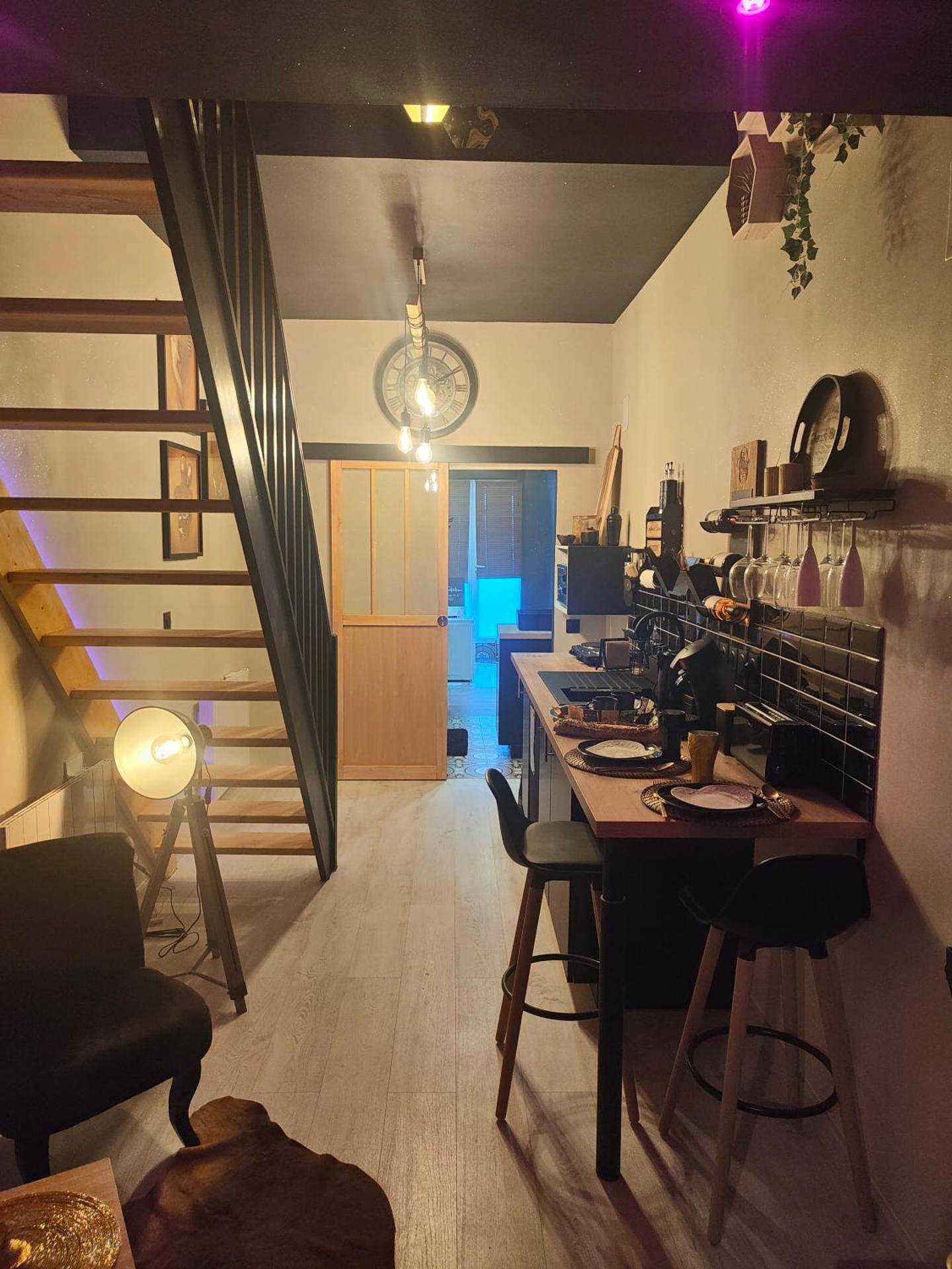 Espace cuisine et bar sous l'escalier en bois - La tentation