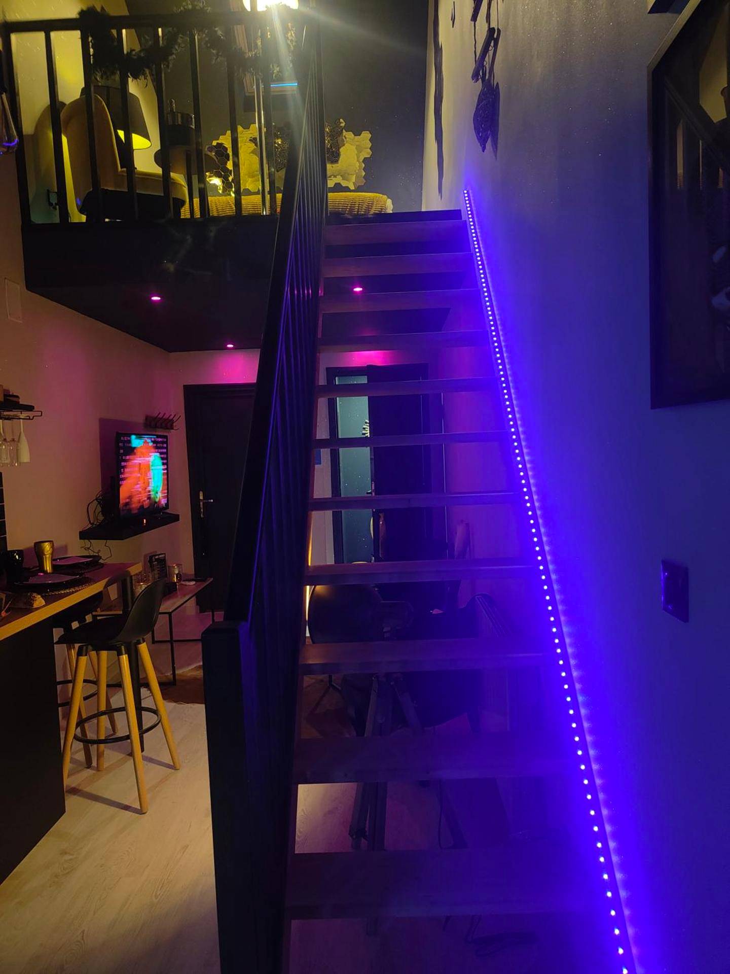 Escalier avec ruban LED bleu vers la mezzanine - La tentation