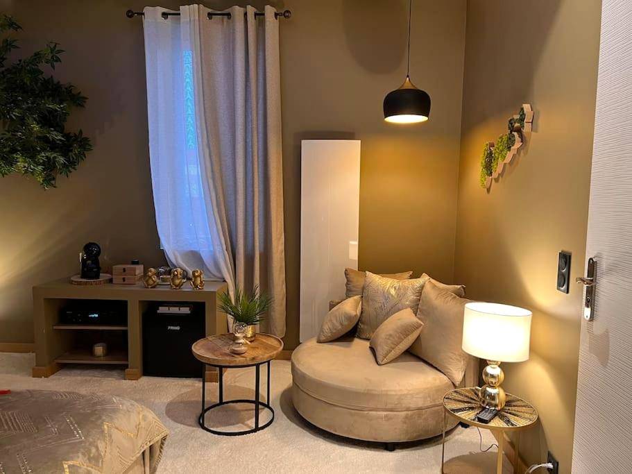 Fauteuil rond beige et coin salon cosy - Loving room cocooning avec jacuzzi « la terre »